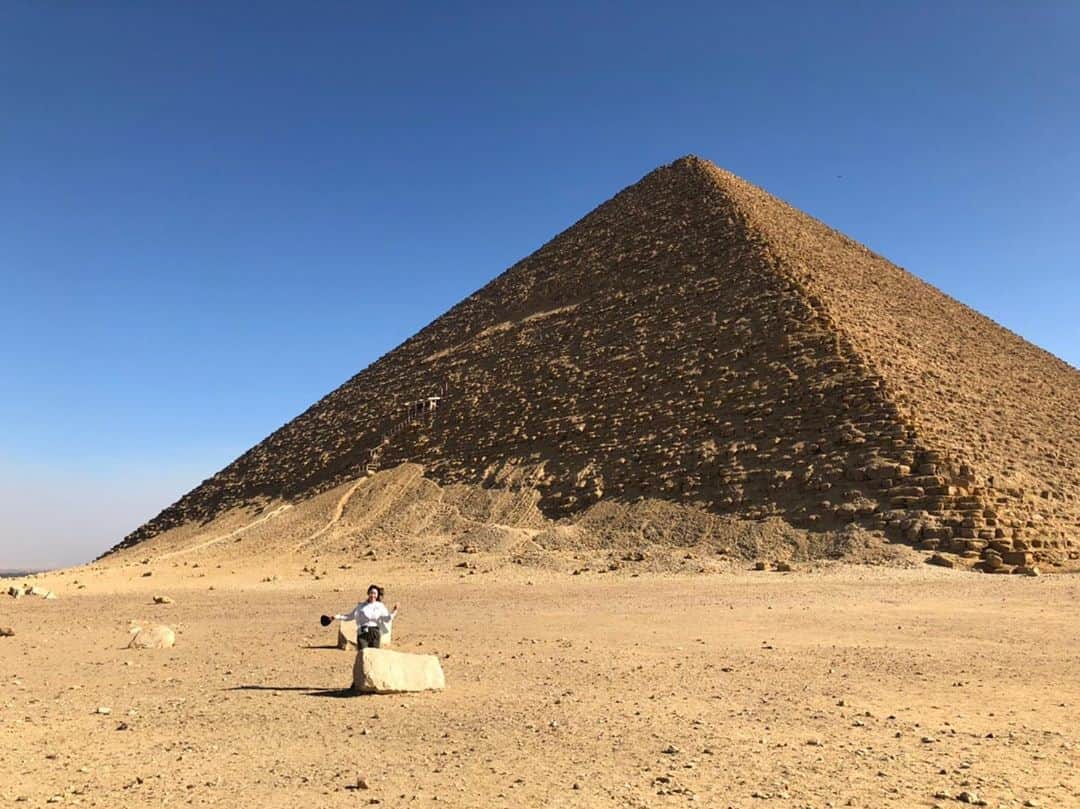 夢乃あいかのインスタグラム：「. はしゃいでる🐫笑 これは小さいピラミッド！ . #エジプト #egypt #ピラミッド #pyramid」