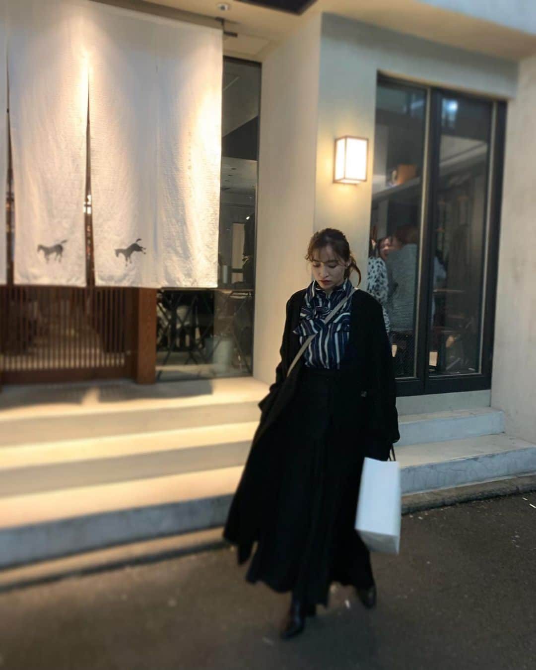 ARISA（和田有沙）さんのインスタグラム写真 - (ARISA（和田有沙）Instagram)「来週はいよいよ新作発売日☺︎ㅤㅤㅤㅤㅤㅤㅤㅤㅤㅤㅤㅤㅤㅤㅤㅤㅤㅤㅤㅤㅤㅤㅤㅤㅤㅤ アシメについたフリル。 甘くなりすぎないように フリルのバランス、サイズ感に拘りました😌ㅤㅤㅤㅤㅤㅤㅤㅤㅤㅤㅤㅤㅤ 前後左右、どこから見ても違った表情になるように😏✨ㅤㅤㅤㅤㅤㅤㅤㅤㅤㅤㅤㅤㅤ 今年の春もたーくさんシャツ着たいなー🥺💓ㅤㅤㅤㅤㅤㅤㅤㅤㅤㅤㅤㅤㅤ ㅤㅤㅤㅤㅤㅤㅤㅤㅤㅤㅤㅤㅤ shirt,denim,shoesは11日発売です✨ㅤㅤㅤㅤㅤㅤㅤㅤㅤㅤㅤㅤ ㅤㅤㅤㅤㅤㅤㅤㅤㅤㅤㅤㅤㅤ bagは発売中です☺︎ㅤㅤㅤㅤㅤㅤㅤㅤㅤㅤㅤㅤㅤ  #laviedeleory#leory#LeoryxEBLÓA #ラヴィドゥレオリー#レオリー#レオリーエブロア#レオリーシャツ#シャツコーデ#デニム#デニムコーデ#denim#arisa_fashion」3月5日 20時14分 - wadaarisa