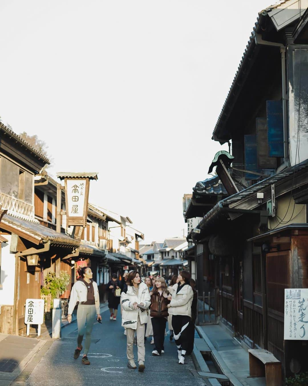 柴田紗希さんのインスタグラム写真 - (柴田紗希Instagram)「実は、岡山県倉敷市へもひょっこり伺いました♡ 倉敷美観地区へ、、、 ちょうど夕方の日の入り時間に行けて綺麗と風情で包み込まれておりました。 2日間という短い間の　@naturalbeautycamp でしたが、ぎゅっと盛りだくさんでなんだか名残惜しい気持ち。 最後の締めがこの場所っていうのもあってふぁ〜と空見上げたよ🌿 あったかかったな、最高だったな、 皆さん内面からきらきらで綺麗でしなやか。 刺激受けました！ 帰り道の新幹線はきびだんご〜まいう🍡 . #naturalbeautycamp  #ナチュラルビューティーキャンプ  #JR西日本  #せとうちパレット」3月5日 20時23分 - shibasaaki