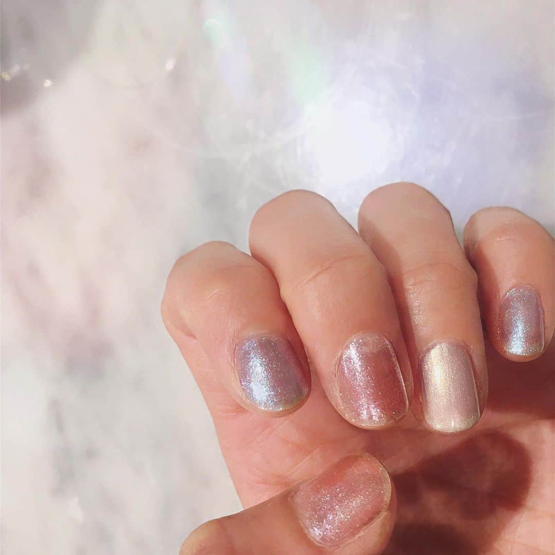 のインスタグラム：「#Nailsinc 2020SS 先週の爪、かわいかったなぁ🐚✨💅🏻 週末ノロウイルスにかかりまして、、すっかり載せるの遅くなってしまった💦💦 ノロもインフルも地味に流行っているそうで... 皆さまもどうぞ、お気をつけて下さい🙏🏻 ㅤㅤㅤㅤㅤㅤㅤㅤㅤㅤ 親指・中指 💓FEELING HEALINGS ㅤㅤㅤㅤㅤㅤㅤㅤㅤㅤ 人差し指・小指 🐚LETS TAKE A SHELFIE ㅤㅤㅤㅤㅤㅤㅤㅤㅤㅤ 薬指 🦪WORLDS YOUR OYSTER BABE ↑いや、名前かわいい😍💕アリスに出てくるやつ。牡蠣の赤ちゃん💖 ㅤㅤㅤㅤㅤㅤㅤㅤㅤㅤ  ㅤㅤㅤㅤㅤㅤㅤㅤㅤㅤ #nailsincjp #nailsincjapan #nail #nailpolish #m_o_m_o_e_nail #ネイルズインク #ネイルカラー #ネイルポリッシュ #パールネイル #新作ネイル」