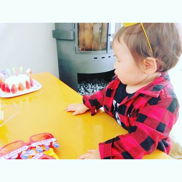 NON-Pさんのインスタグラム写真 - (NON-PInstagram)「友優心⭐️1歳の誕生日㊗️🎉 〜ママの手作りバースデーケーキ編〜🎂❤️🎂❤️🎂❤️🎂❤️ ・ もちろん、じっとはしてくれません😅 動き回るから、理想の写真は全く撮れず📸💦ww 可愛いから良し😍👍💕💕 ・ ・ #誕生日 #birthday #birthdayboy #生まれてきてくれてありがとう  #選んでくれてありがとう #1歳 #1歳誕生日 #㊗️ #birthdaycake #🎂 #party #baby #boy #family #happy #smile  #友優心 #ゆうしん #yuushin #cute #🤱🏻 #家族 #papa #mama #宝物 #mylove #iloveyou #愛してる」3月5日 20時25分 - nonp_mam