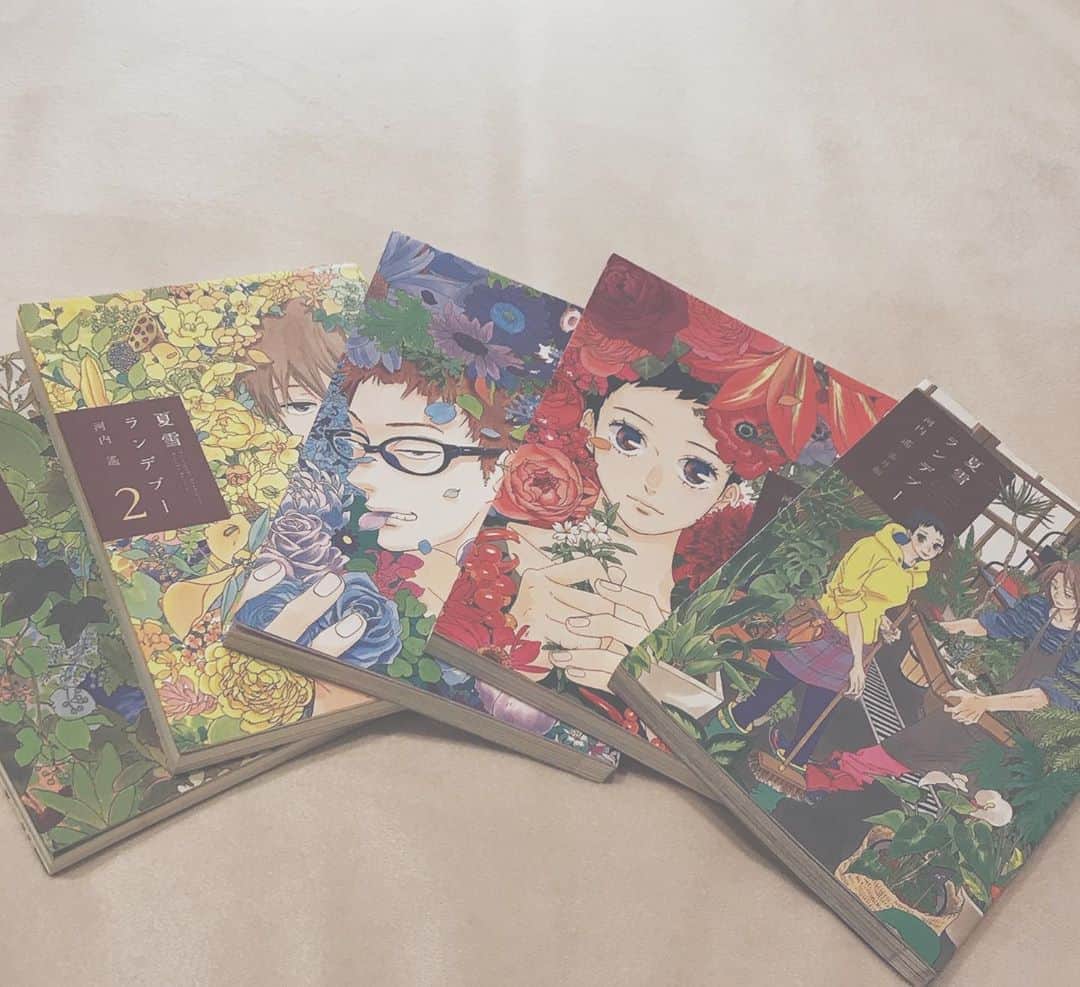 真山朔のインスタグラム：「大好きな漫画。  一番好きな漫画。 読み返すついでに写真撮った🤳  #夏雪ランデブー　 #河内遙　先生  番外編が一番泣いちゃう！ 何回読んでも泣いちゃう！  花を好きになれたのこの作品がきっかけ！！ 最低限の花の名前も知った🥀  六花ちゃんヘアにしたくなるね！」
