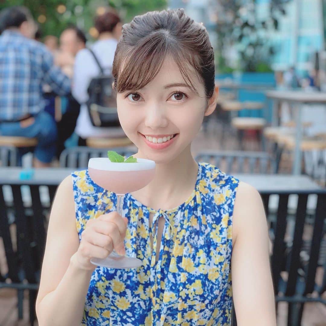 川又智菜美のインスタグラム：「🇸🇬😆﻿ ﻿ オシャレなカクテルをいただきました🍸﻿ ﻿ 最近あんまり写真を撮る機会がないので﻿ 去年行ったシンガポール旅行の写真でも﻿ あげようかなと思います👏😊﻿ ﻿ はやくコロナウイルスが収束して、﻿ 皆が楽しく安心して﻿ お出かけできるようになりますように🙏﻿ ﻿ #シンガポール #シンガポール旅行 #カクテル﻿ #常夏 #セントフォース #アナウンサー #川又智菜美」