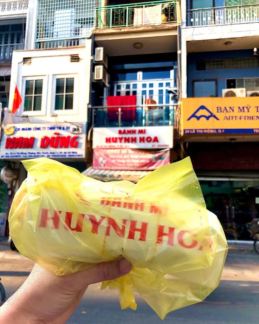ZEN-LA-ROCKのインスタグラム：「🥯バインミー🥯 今回のベトナム旅行で1番美味しかった食べ物はコチラのバインミー🤤 コレで250yen程度。。 店員さんのバ､ﾊﾞ､ﾊﾞ､バレンシアガ💥💥💥 ☕️との相性も最&高っっっ オススメですすすっ🤤 . . . #バインミー #huynhhoa #banhmi  #balenciaga #zenlarock #ベトナムロス」