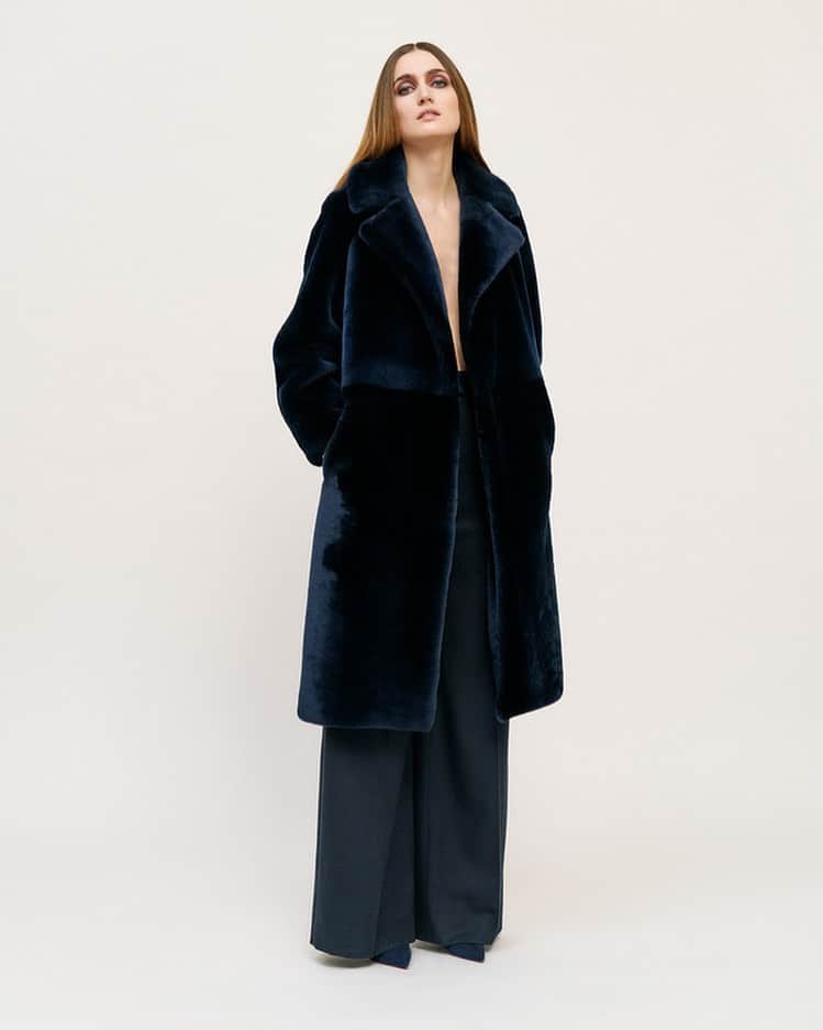マーティン グラントのインスタグラム：「AW20 Navy Shearling coat photography @studioroche model @piastudle shoes @louboutinworld」