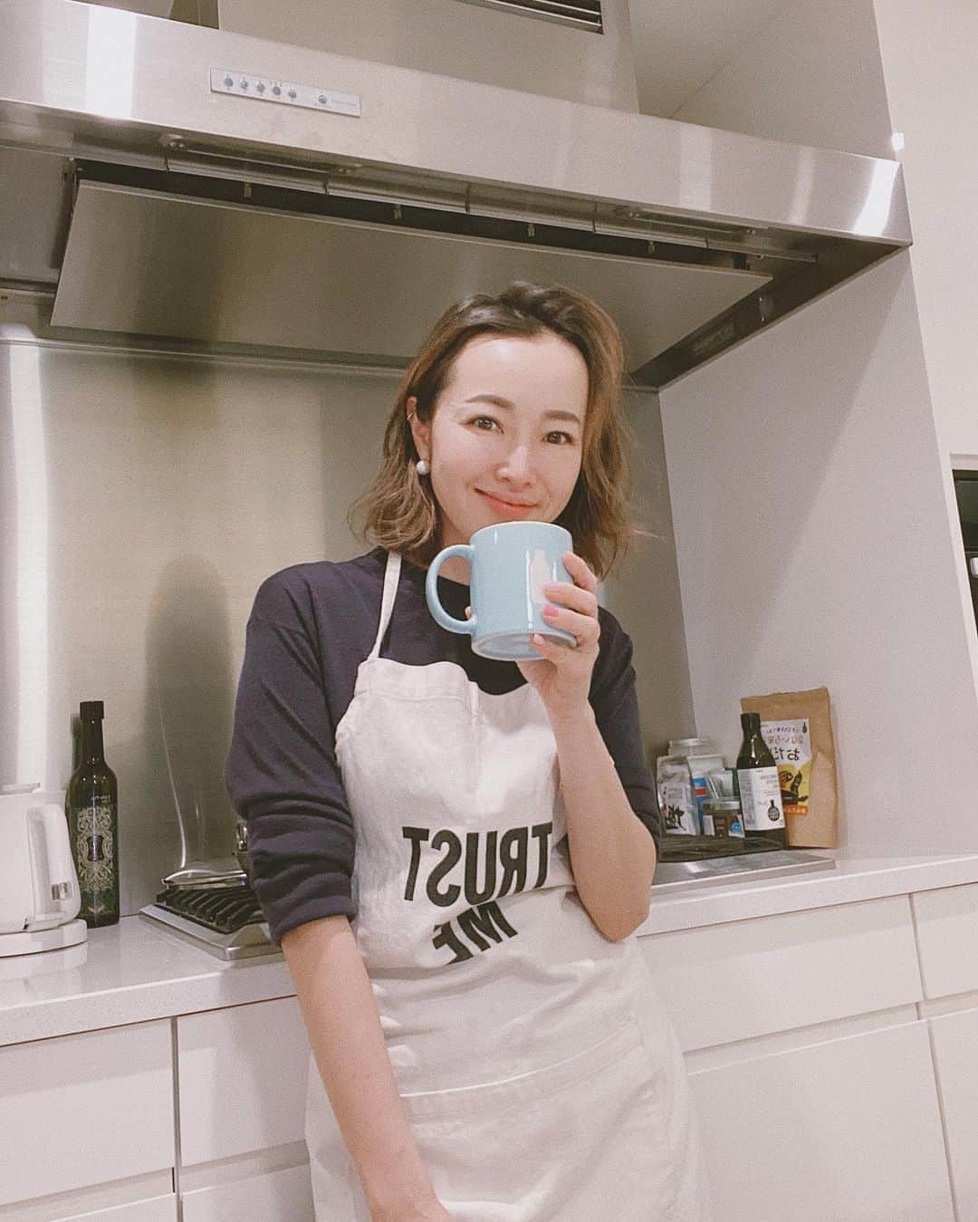 翁安芸さんのインスタグラム写真 - (翁安芸Instagram)「皆さん今日もお疲れ様でした🍵💛 キッチンでお茶時間🌝　#kitchendrinker #hottea」3月5日 20時31分 - akinyc