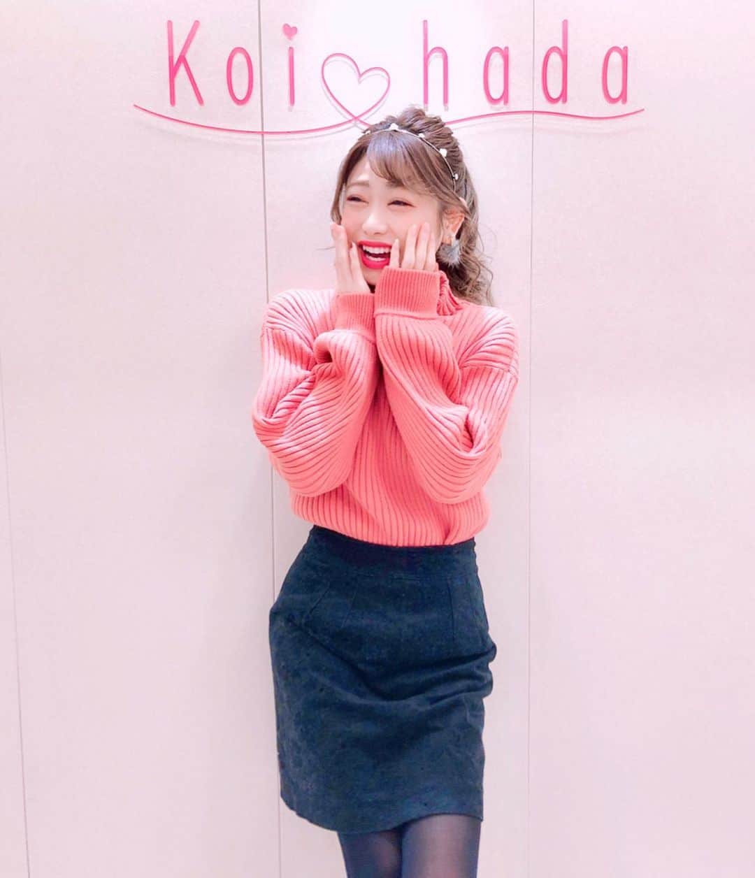 のインスタグラム：「脱毛体験行って来たよぉ〜♡﻿ お店も広くてとっても綺麗だったー😍💕﻿ ﻿ ﻿ ﻿ 冬のうちにしっかりとケアしてたいよね🙈﻿ ﻿ ﻿ もし脱毛とかに悩んでる子いたら﻿ やったほうがいいなっておすすめする♥️﻿ ﻿ 脱毛をすると自己処理をしなくなるから﻿ 肌への負担がって、﻿ 脱毛で使用する光って肌の機能を活性化させる効果があるから処置が進めば進むほど、﻿ 肌の自己再生能力が高まるのからダメージも徐々に回復するんだよー🙌🏻💞﻿ ﻿ ﻿ 痛いのやな人は﻿ 光脱毛をおすすめする💓﻿ ﻿ 痛くても大丈夫とか、回数抑えたいって人は﻿ 医療脱毛のほうがいいけど、高いイメージ😭♥️﻿ ﻿ ﻿ ﻿ 私が行ったところは﻿ 全身62カ所が月額1409円なのって﻿ すっごく安くない？！﻿ ﻿ 最短6ヶ月でできちゃうんだって😳💘﻿ しかも学生なら全身脱毛が10％OFFするプランあるみたい🤔★﻿ ﻿ ﻿ 夏が来る前に、私もやったの🤣♥️﻿ ﻿ ﻿ カウンセリングもしてくれるから﻿ 気になるなぁ。不安だけど話聞いてみたいって人は、﻿ ぜひ一度問い合わせしてみて〜✨﻿ ﻿ ﻿ ﻿ ﻿ ﻿ ﻿ ﻿ @koi_hada_jp <<< ・﻿ #koihada #全身脱毛 #こいはだ #脱毛サロン #エステ #脱毛 #美容 #beauty #body #bodycare  #脱毛サロン #恋肌 #全身脱毛 #光脱毛 #痛くない脱毛 #顔脱毛 #美容 #美肌 #美容好きな人と繋がりたい #美容好き #ピンク #ピンク好き #ピンク壁 #ピンク好きな人と繋がりたい #pink」