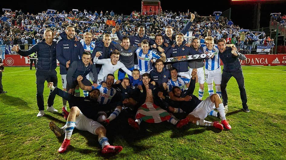 アレクサンデル・イサクのインスタグラム：「FINAL! Estamos mas cerca de nuestro objetivo. Seguimos trabajando. Afición on top como siempre! ⚪️🔵」