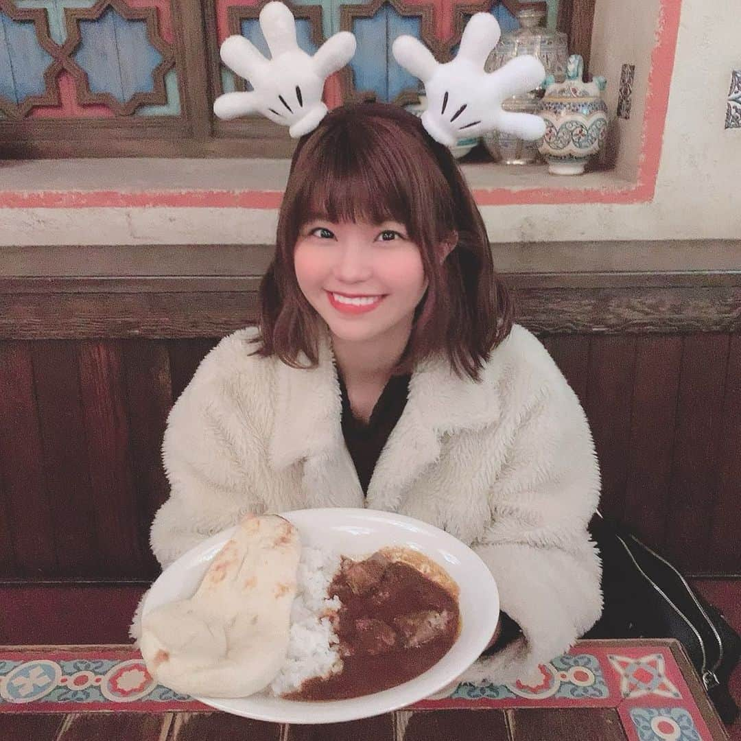 天野なつのインスタグラム：「. みなさん元気ですかー？ . ファンの人に会ってなさすぎる🥺 忘れんでね🥺🥺w . 載せられる写真があんまりないので また先月行ったディズニーwww . ディズニーでもカレーです🍛 . #ディズニーシー #カレー #ミッキー #天野なつ」