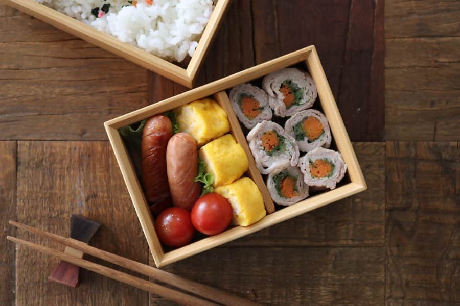 にぎりっ娘。のインスタグラム：「* たった3品の簡単おかずレシピ。 野菜の豚ロールレンジ蒸し弁当 ・ 新コロナのせで、休校のつらさ… 何も考えてない人のする事は、もう、、、言葉も出ません。 ・ とりあえず、少しでも参考になればと、子ども弁当も一緒に作りました。 ・ 野菜の豚巻きは間違いない。 お酒振って、レンチンしたら完成の、簡単レシピ❤️ ・ 作成動画は、YouTubeにて。」