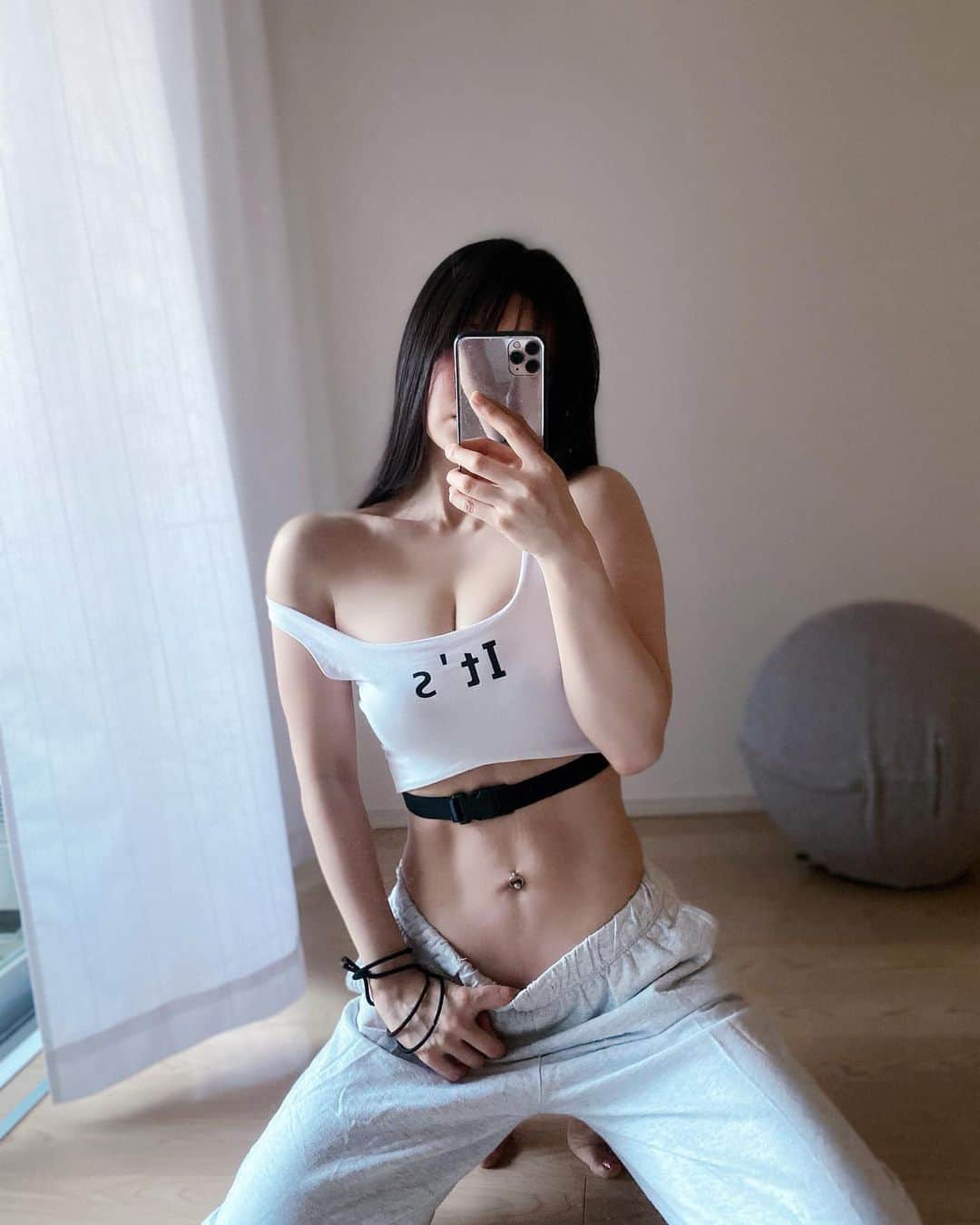 渋谷ゆりのインスタグラム：「正しい努力を継続すれば、だいたいの事は実現できる。身をもって実感してること🤓正確的方式繼續努力會有回報的。我從經驗中學到了🤓Almost all of the hard work will pay off in the long run. I learned the hard way.🤓 #腹筋女子 #筋トレ女子 #workout #loseweight #weightloss #gym #fitness #motivation #diet #muscle #健身 #減肥 #健身房 #减肥 #肌肉  #筋トレ #ダイエット #ジム #マッチョ #美容垢 #腹筋　#ダイエット垢 #健身女孩 #腹肌 #くびれ #hourglassbody」