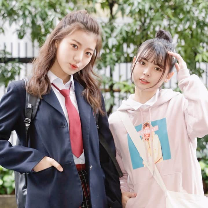 Popteenさんのインスタグラム写真 - (PopteenInstagram)「学年が上がる新学期は制服の着こなしやスクバの中身もアップデートしたくなっちゃう気分🌸🏫 トレンドに敏感なモデルたちがどんな制服&スクバの中身なのかチェックして新学期に備えよう😉❣️❣️ #popteen#ポップティーン#4月号#発売中#モデル#キムシユン#シユン#小泉のん#のんち#制服#スクバ#スクバの中身#jc2」3月5日 20時41分 - popteen_official