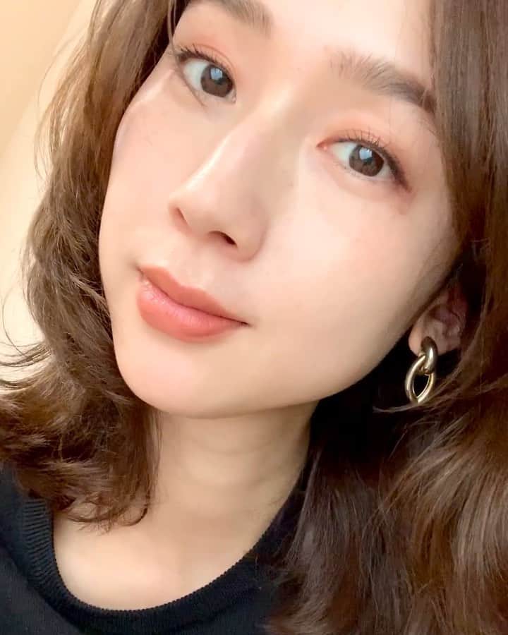 松原汐織のインスタグラム：「♡ ドアップ失礼します🙏🏻⚠️ 先日ストーリーに載せた際にオレンジ系メイクについて多々ご質問をいただいていたので、お答えさせていただきますね😉🧡 ・ ブルベの私は苦手意識があり、オレンジ系は試行錯誤中です🙋🏻‍♀️ 最近はマスクをつける為ベースメイクが取れやすいので、アイシャドウもクリームタイプをラフに付けるのが丁度良い気がしています🍊 ・ 先日載せたのは @celvoke.jp インフィニトリーカラー(2枚目📸左18右14)。 まぶたに18を指で重ね付け。アイラインはブラウンシャドウをチップでラインの様に塗り、マスカラは上下ブラック！ 唇は18をベースに14を重ね塗りしました💄 ・ オレンジのアイシャドウに苦手意識のある方はブラウン系の肌馴染みの良いアイシャドウを二重幅に重ねてつけると浮かない気がしています。 「この色お洒落すぎ？似合ってない？！」という時は安心色と混ぜて使うと良いですよ❤️ ・ またオススメアイテムを見つけたら紹介しますね🧡 (美肌アプリを使っていないので粗はお見逃しください🙇🏻‍♀️) ・ #しおりの美容道 #コスメ #ブルベ #オレンジメイク #アイシャドウ #リップ #celvoke」