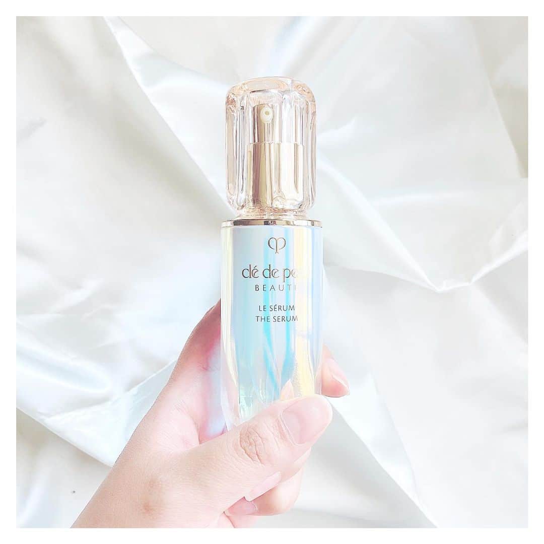 津久江麻由のインスタグラム：「. . [ クレド・ポー・ボーテ ］ ◽️ルセラム 50ml  25,000yen +tax ( 30ml  16,000yenもあります )  全国的に50mlは売り切れてるみたいです✔️ 奇跡的に50mlを手に入れた🥺🚩 〔 BEAUTY THE BIBLE 〕で #田中みな実　ちゃんが一推ししてた クレドポーの#ルセラム　🕊  テクスチャーは、 とろりとした化粧水みたいな感じで 洗顔後に使う美容液です🙃  なので、すっと伸びる感じで、 浸透するのが実感できました。  スキンケアのファーストステップに、 こんな高級感あるパッケージと 香りが良いアイテムを使うと 気分も上がります💞  #cledepeaubeaute #クレドポー #導入美容液 #ブースター #美容液 #スキンケア好きさんと繋がりたい #スキンケア大好き #基礎化粧品 #艶肌 #コスメレビュー #肌ケア #保湿ケア #ザラジョ #お気に入りコスメ #コスメ大好き #メイク好き #田中みな実愛用 #デパコス #コスメ紹介 #今日のメイク  #今日のコスメ #メイク好きさんと繋がりたい #コスメ好きさんと繋がりたい #いいね返しは絶対 #おすすめコスメ #コスメ購入品 #コスメ好き #スウィートインスタ」