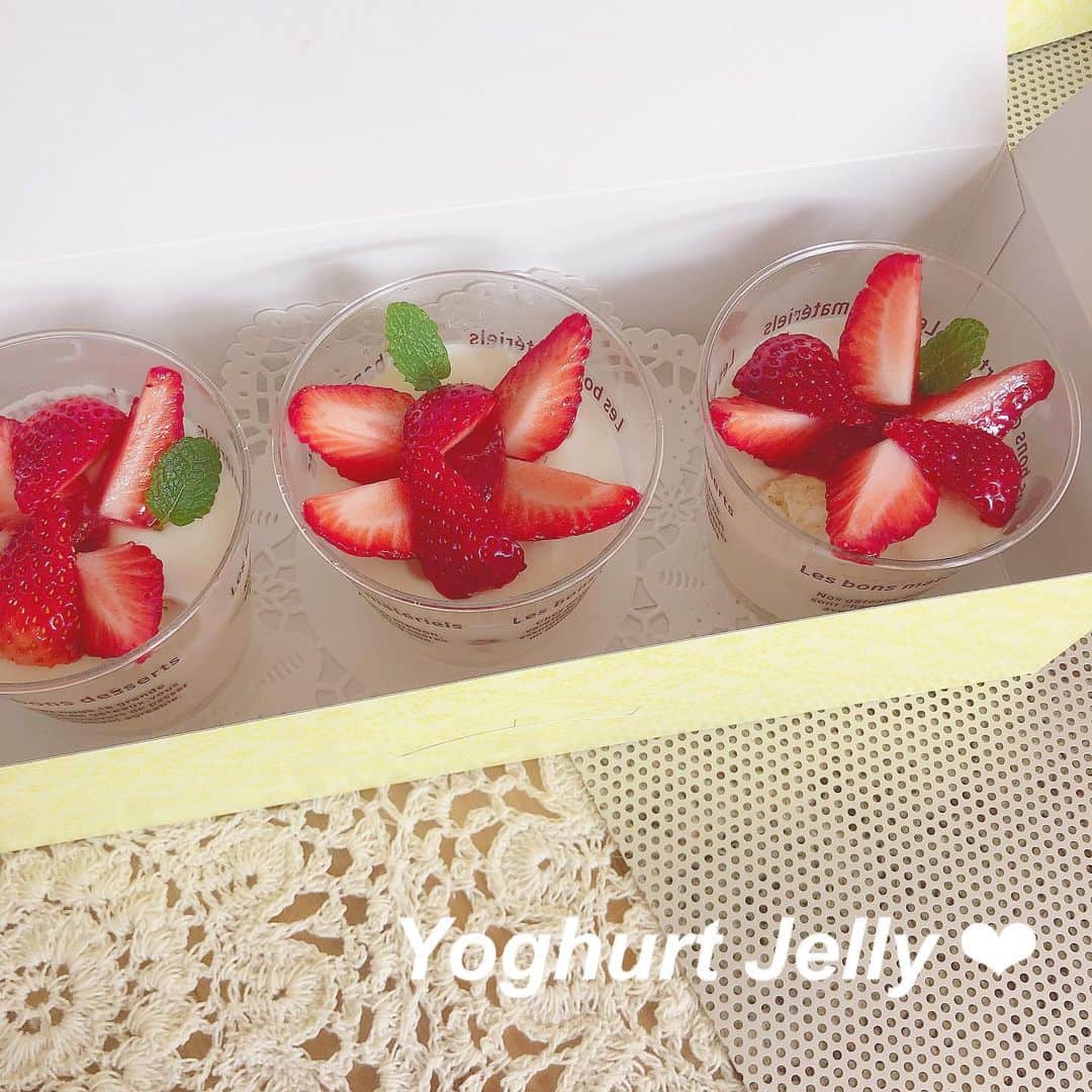 のインスタグラム：「🕊 ヨーグルトゼリー 🍓🍓 . 中はスポンジケーキを入れてて、 ゼリーは生クリームとヨーグルトなどなど混ぜて作ったので 味はちょっと酸味のあるショートケーキみたいな感じ 💭 . 飾り付けかわちくできた ⠒̫⃝⠒̫⃝⠒̫⃝ ミントといちごって色合い可愛いよね 👐🏻 . . . #なづなカフェ #ヨーグルトゼリー #苺」