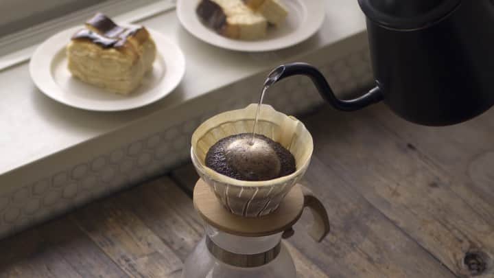 cafe_no_maのインスタグラム：「Time with a cup of coffee☕️ . ハンドドリップで、手間ひまかけて淹れるコーヒー。湯だまりができないようにコーヒー豆の上にそっとお湯を注ぐ。ほんのひととき頭の中を空っぽにして、ポタポタ落ちるお湯の様子をただただ眺めている、そんな時間が大好き。 . 拙著「うちカフェ」より」