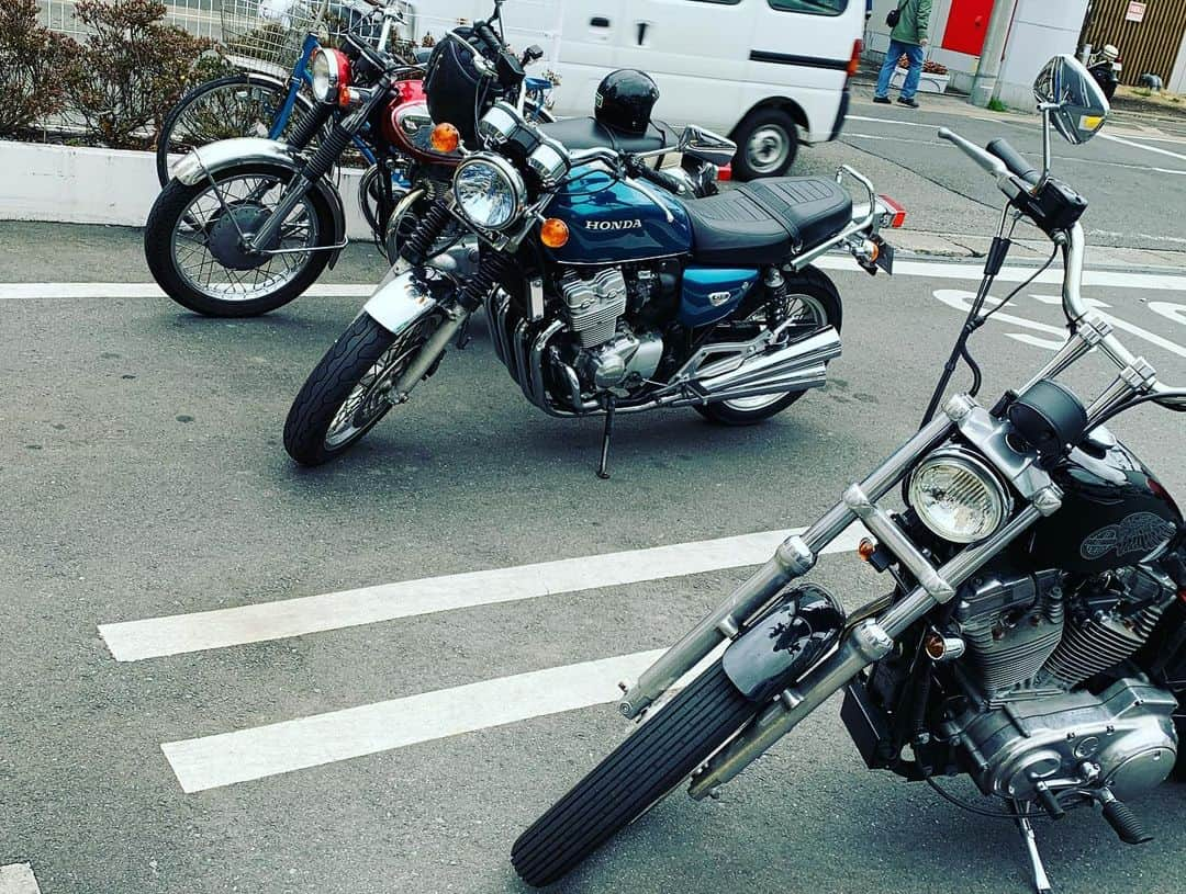 平田裕一郎さんのインスタグラム写真 - (平田裕一郎Instagram)「ジルさんとカレーベイビー。  今日はバイクでツーリングがてら逗子にあるspice treeさんへ。  久しぶりに秀敏ちゃんも一緒に。  今日のカレーは、これまたスパイスが半端なくて、細胞がビキーンって覚醒しました。 これまた最高のカレーと出会えました。 ジルさんのカレー屋さんの引き出し半端ないっす！！ ジルさんありがとうございました😊  寒かったけど、江の島で見えた富士山がとても綺麗で癒された。  写真のサイズが合わなくて、 カレーの写真が同じ記事にあげられない。笑  #カレーベイビー #spicecurry  #スパイスツリー  #ジル　さん #久保田秀敏 くん #平田裕一郎  #ツーリング」3月5日 20時52分 - yuichiro_hirata