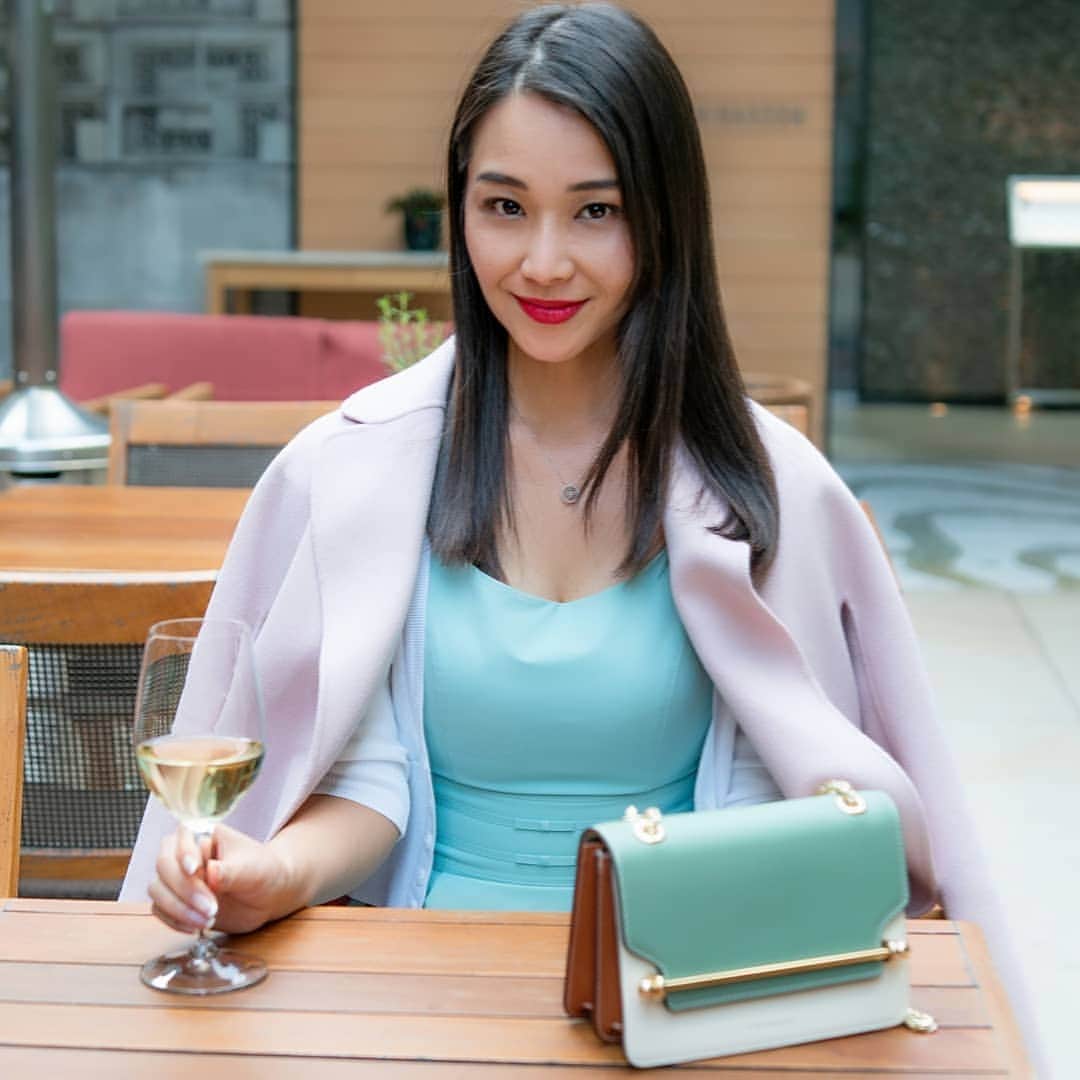 Miyu Toyonagaのインスタグラム：「💚All I need is wine and SS20 Collection @strathberry 📷Credit@@robertmichaelpoole.  @grandhyatttokyo  春よハヨコイ、コロナサレ🌸 お気に入りの新作、ストラスベリーのバックとトップスをあわせて。  前回、投稿した際にバッグがどこで買えるというお声をいただきましたがオンラインもしくは色合いは違うかもしれませんが伊勢丹でも同じデザインのがゲットできます🙆  写真は先日の撮影で、２年ぶり？にグランドハイアットのモデルをさせていただいた時のもの🌸  またグランドハイアットのインスタにもちょいちょい出ると思うのでよければチャックみてください🙏 -  Tops:#foxey#フォクシー Coat :#maxmara#マックスマーラ Neckless: #vendomeaoyama#ヴァンドーム Bag#strathberry #ストラスベリー」