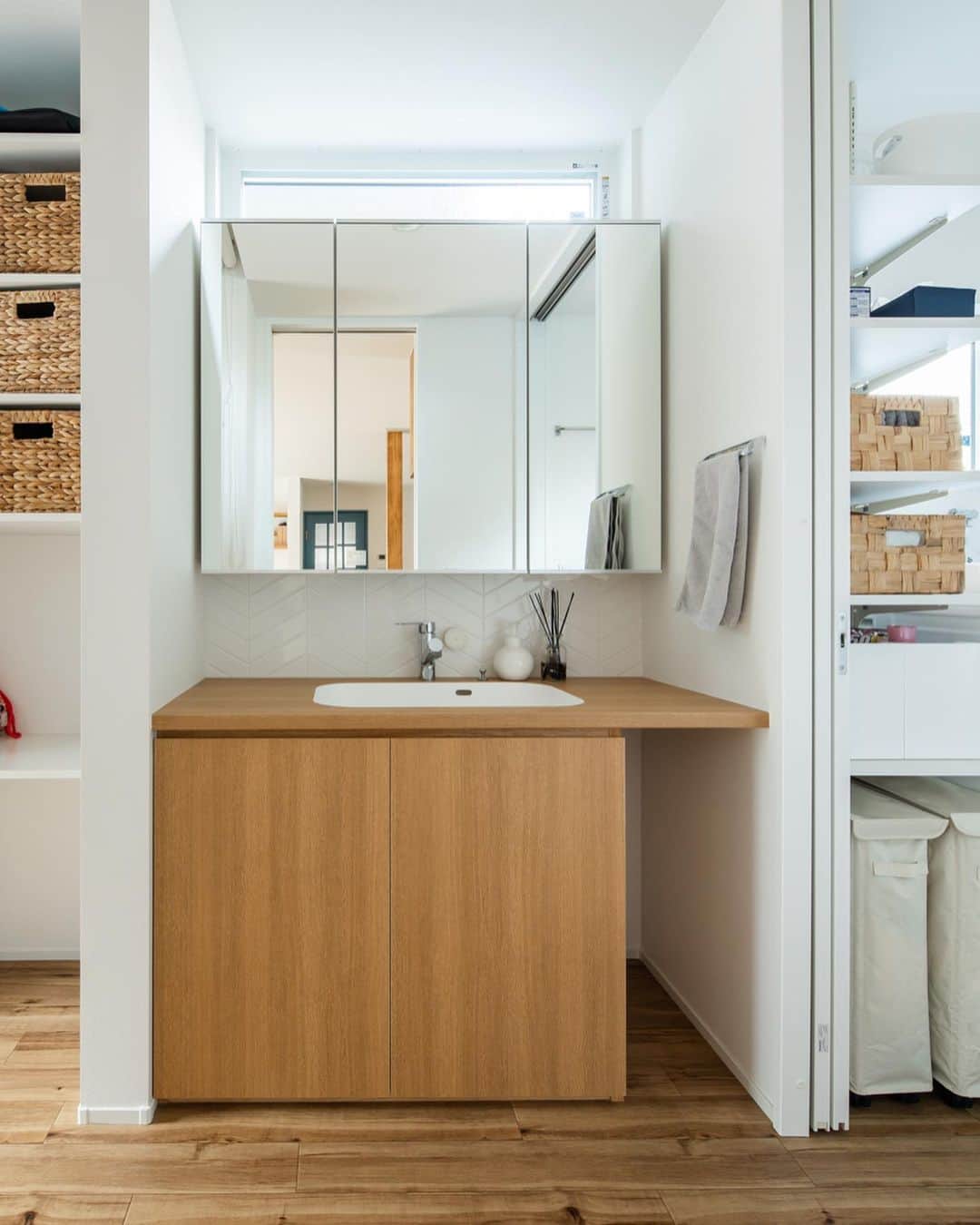 ルポハウス一級建築士事務所さんのインスタグラム写真 - (ルポハウス一級建築士事務所Instagram)「・ ・ ・ 造作洗面台はお手入れしやすいボウル一体型のカウンター。 ・ ホワイトの清潔感あるタイルはヘリンボーンに貼ったこだわりのアクセント。 ・ 収納⇔ランドリー⇔屋外物干しと続く、便利な動線です。 ・ ・ ・ 𓐌𓐌𓐌𓐌𓐌𓐌𓐌𓐌𓐌𓐌𓐌𓐌𓐌𓐌𓐌𓐌𓐌𓐌  ルポハウスの施工事例はこちらまで☞ @reposhouse  𓐌𓐌𓐌𓐌𓐌𓐌𓐌𓐌𓐌𓐌𓐌𓐌𓐌𓐌𓐌𓐌𓐌𓐌 #ルポハウス は#ちょっとかっこいい家 を"友人のために" という思いでつくっています。 一生に一度の#マイホーム。 「あなたにしかできない」×「ルポハウスだからできる」で、 私たちだけの#家づくり を思いっきり楽しんでみませんか？！ ・ ・ ・ #住宅 #注文住宅 #新築一戸建て #デザイナーズ住宅  #一級建築士事務所 #設計事務所  #滋賀県大津市 #滋賀県草津市 #滋賀県栗東市  #滋賀県近江八幡市 #設計士とつくる家 #洗面台インテリア #ランドリールーム #造作洗面台 #名古屋モザイクタイル #シェヴロンウォール #サンゲツクッションフロア」3月5日 21時03分 - reposhouse