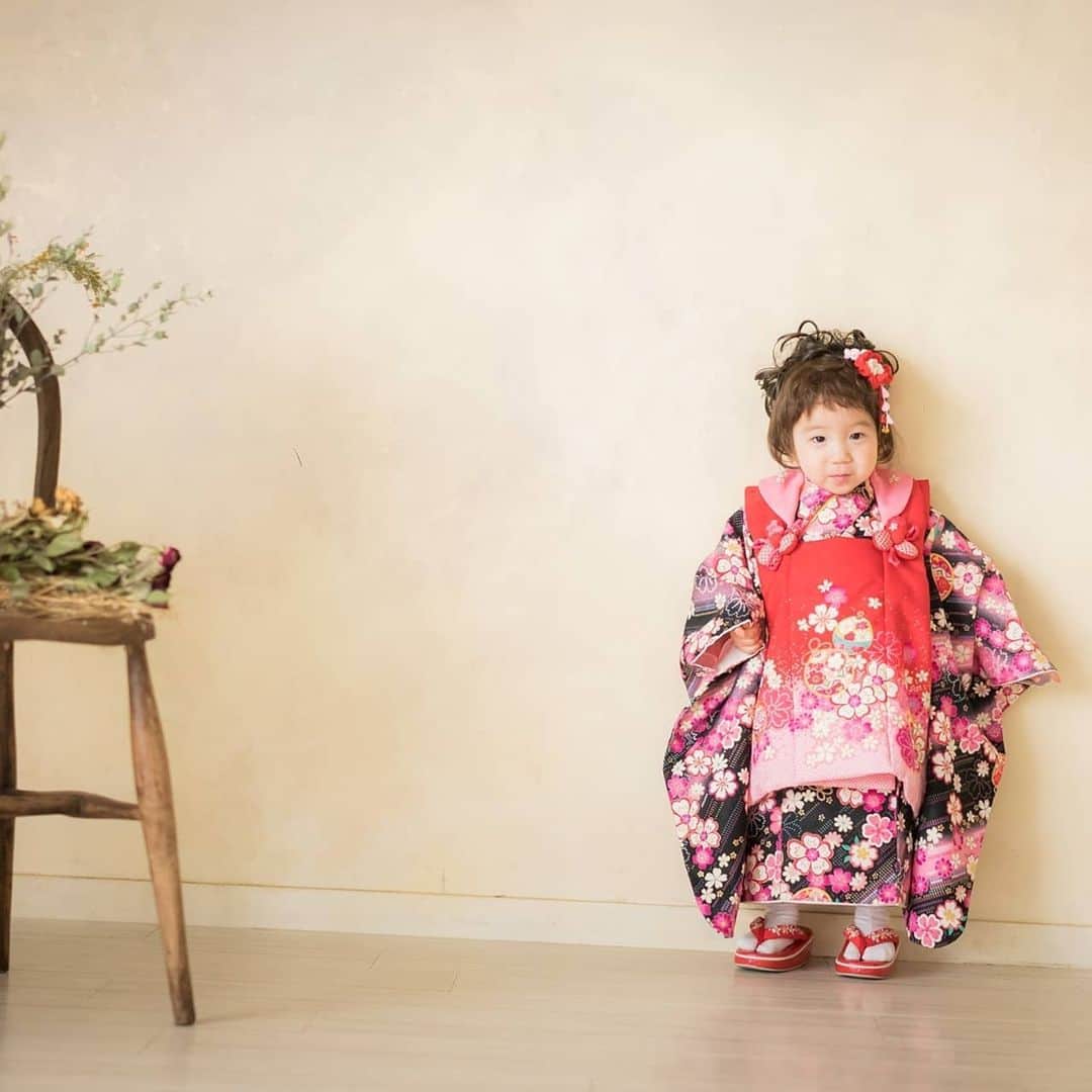 Kuboi Ayumiさんのインスタグラム写真 - (Kuboi AyumiInstagram)「今年は長女・次女ともに七五三のお祝いをしてあげる予定。﻿ 小さい頃ってすくすく育っちゃうので、数か月たつと顔の印象が変わっちゃったりも。﻿ なので、大切な今を振り返れるようにしっかり残してあげたいものです。﻿ ﻿ 七五三のお参り撮影も家族でする予定でいろいろフォトスタジオをチェック中！﻿ ﻿ 先日、誰でも行けるphotostudio（@daredemo_studio）で次女のみ七五三の撮影をしてきました。﻿ 茗荷谷駅、後楽園駅、春日駅から１０分くらいのところにあるスタジオです。﻿ ﻿ アットホームなスタジオで、カウンセリングシートに希望を書くところからスタート。﻿ 七五三の撮影ということでお着物を選んだり、小物を選んだりと準備も楽しい時間でした。﻿ 控室には、おしりふきやおむつも用意してくださっていたのもうれしかったです。﻿ ﻿ ヘアメイクしてもらったりしている間、退屈になってしまって落ち着きがなくなった娘には﻿ 「アナと雪の女王」の音楽をかけてテンションをあげてもらったり（笑）﻿ ﻿ 準備が終わってかわいくなった自分の姿を見て「ひーちゃん、かわいい？」と何度も聞く姿がかわいかったです。﻿ ﻿ スタジオに入って何パターンか撮影していただいたのですが﻿ 優しくてやわらかい雰囲気のカメラマンさんと終始ノリノリでした。﻿ ﻿ 出来上がった写真もカメラマンさんの人柄が出ているのかふわっと優しい雰囲気のものが多く﻿ パパと長女とおうちで「かわいいね～」と家族団らんの時間に。﻿ ﻿ また家族で行きたいな。﻿ ﻿ ﻿ ﻿ #七五三撮影 #記念撮影 #キッズモデル #ベビーモデル #スタジオ撮影 #七五三﻿ #フォトスタジオ #誰でも行けるフォトスタジオ #pr  #ファミリーフォト #家族写真 #着物 #kimono」3月5日 21時04分 - himekagami