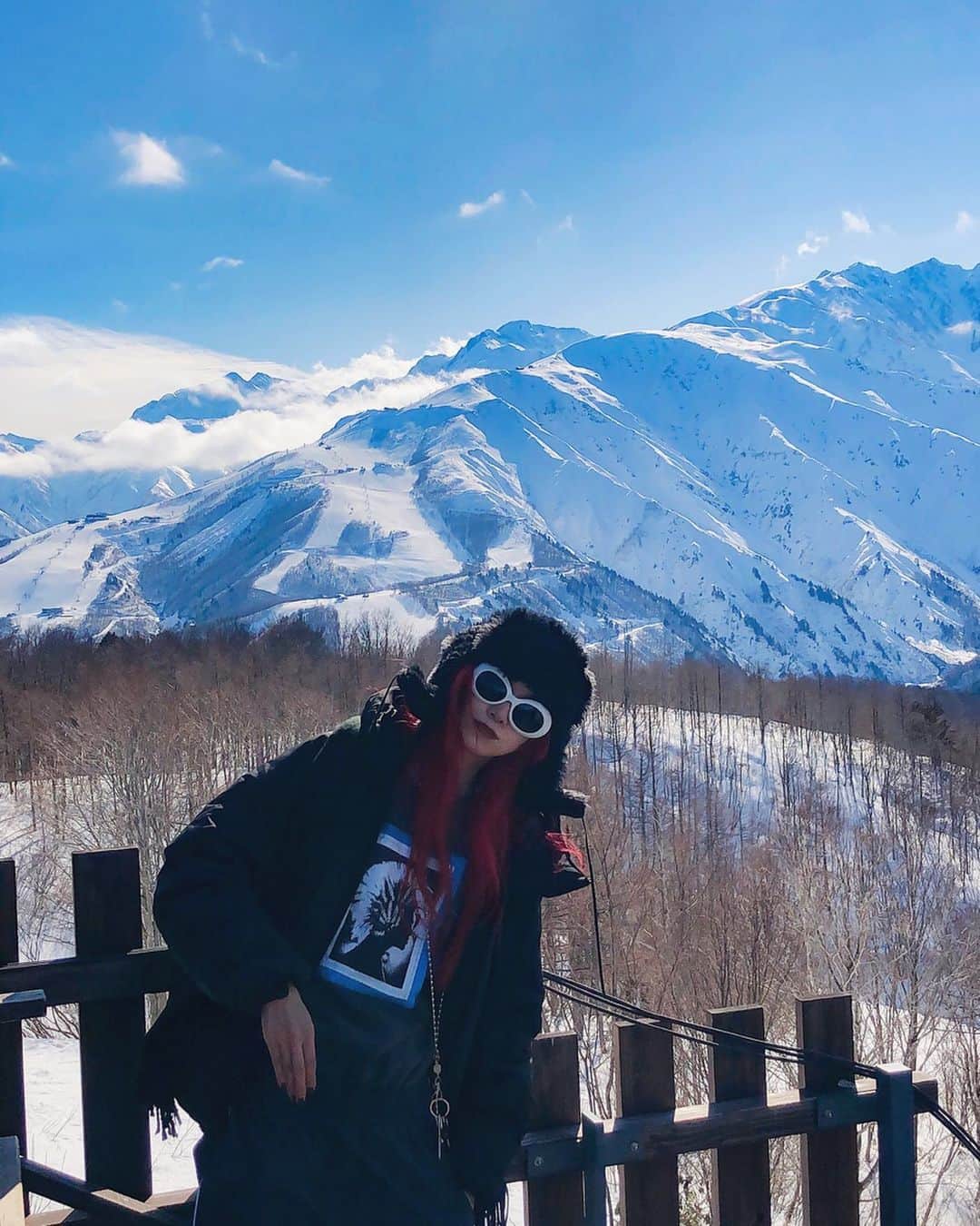 si ouxのインスタグラム：「Cercle at 白馬❄️﻿ 私の落ち込みポストをみて朝5時に「てか白馬いく？」と旧友からのLINE。2時間後には新幹線に乗っていた。﻿ サイコーすぎて気分晴れるでしかなかった☀️﻿ 連れ出してくれた友に感謝！﻿ ﻿ #cercle #cerclemusic」