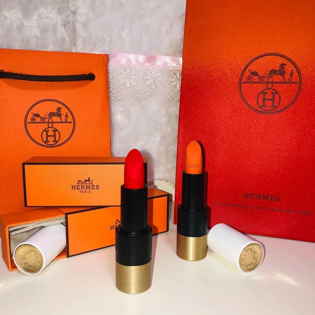 貞野遥香さんのインスタグラム写真 - (貞野遥香Instagram)「☆﻿ HERMES💄💋﻿ ﻿ ﻿ ﻿ ﻿ ﻿ なんとなんと…ゲットしちゃいましたー！🤭💦﻿ ﻿ 約3時間並んでやっとやっと、、🥺🥺﻿ ﻿ ﻿ ﻿ ﻿ 憧れのエルメスオレンジ、、🧡﻿ ﻿ これはゲットしないでどうするんだ〜って思ってついつい😂💭﻿ ﻿ ﻿ ﻿ ﻿ 箱も可愛いし、もちろんリップ自体も可愛い🥰🥰﻿ ﻿ (どちらもマットタイプにしてみました！)﻿ ﻿ ﻿ 発色もめちゃ良さそうだし早く使ってみたい反面…使うの勿体なさすぎて最早申し訳ない気持ちです。。🥺💫（笑）﻿ ﻿ ﻿ ﻿ ﻿ ﻿ ﻿ まだもう少し飾って置きたいので←﻿ ﻿ また後日使用したときの写真を投稿するので待っててください☺️💦🤲🏻﻿ ﻿ ﻿ ﻿ .﻿ ﻿ ﻿ ﻿ #NMB48﻿ #貞野遥香﻿ #コスメ紹介﻿ #HERMES﻿ #リップ﻿ #ルージュエルメス﻿ #オランジュボワットルージュエルメス (33)﻿ #ルージュカザックルージュエルメス (64)﻿ #阪急梅田﻿ #ポップアップショップ﻿ #🧡🧡🧡」3月5日 21時11分 - _haruka_sadano06