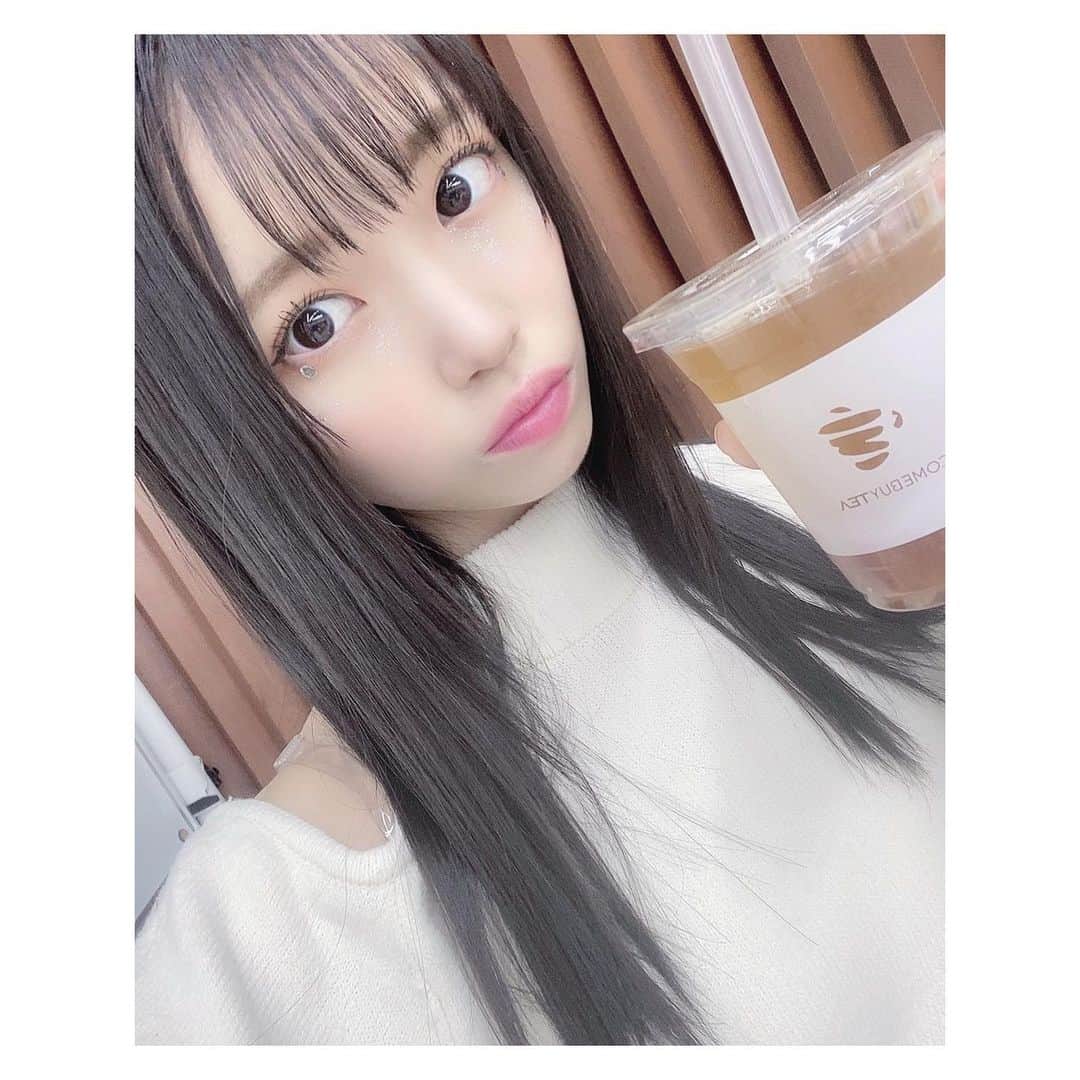 のインスタグラム：「ここの文章変えずに投稿してました、、😂﻿ ﻿ キンモクセイウーロンティーを初めて体験したんですが、とっても良い香り〜って感じでした☺️✨﻿ ﻿ ﻿ ﻿ ﻿ #TGC#TGC2020#makeup#メイク#アイメイク#キラキラメイク#グリッターメイク#タピオカ#COMEBUYTEA#金木犀#キンモクセイウーロンティー#黒糖こんにゃくゼリー」