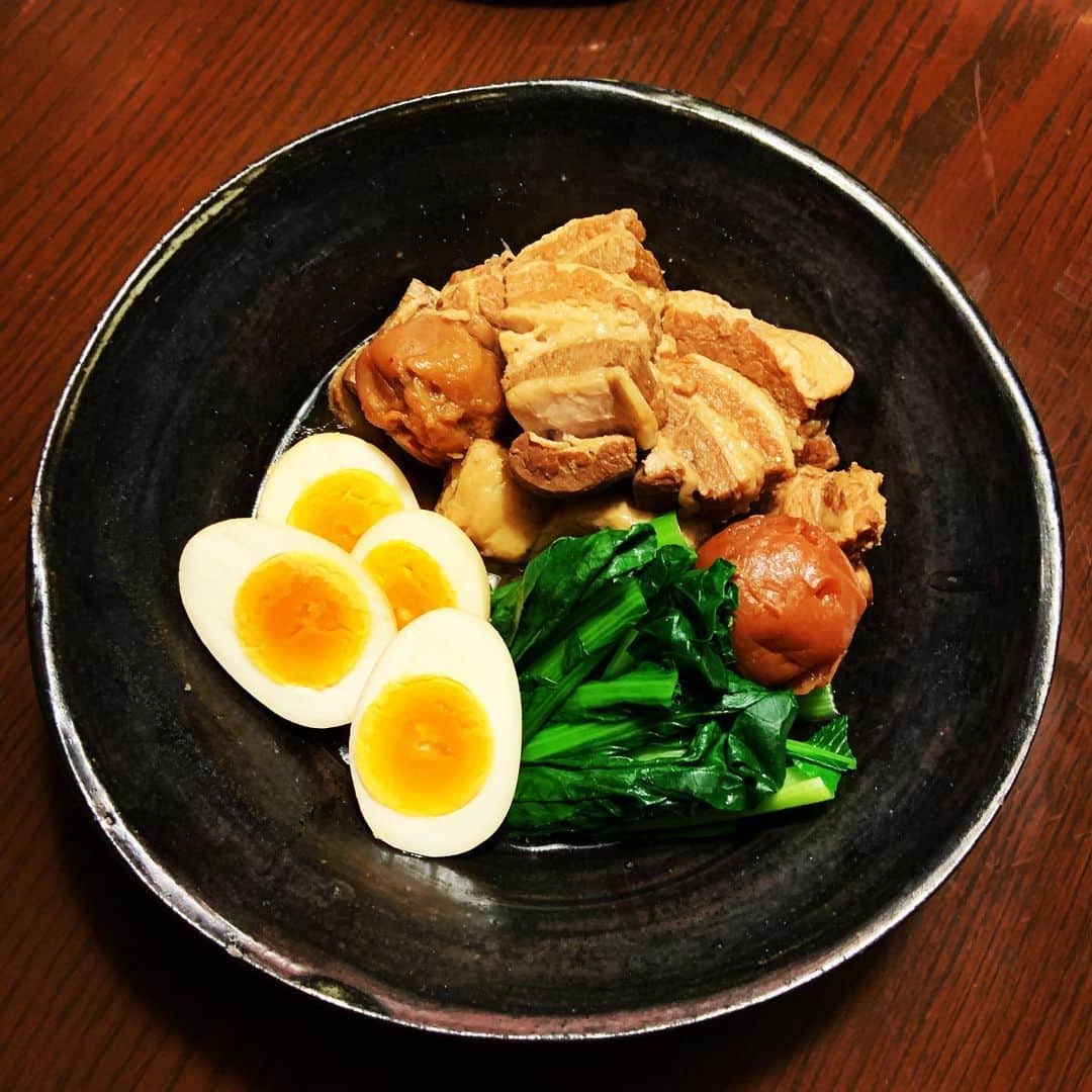 志摩有子さんのインスタグラム写真 - (志摩有子Instagram)「ふーみん風の豚ばらの梅干し煮。お店でも頼んで家でも作る大好きなレシピ。たくさん作って、残りは麺にも利用。圧力鍋で煮込めば15分。圧力鍋さまさま。 #豚ばら梅干し煮」3月5日 21時17分 - ariko418