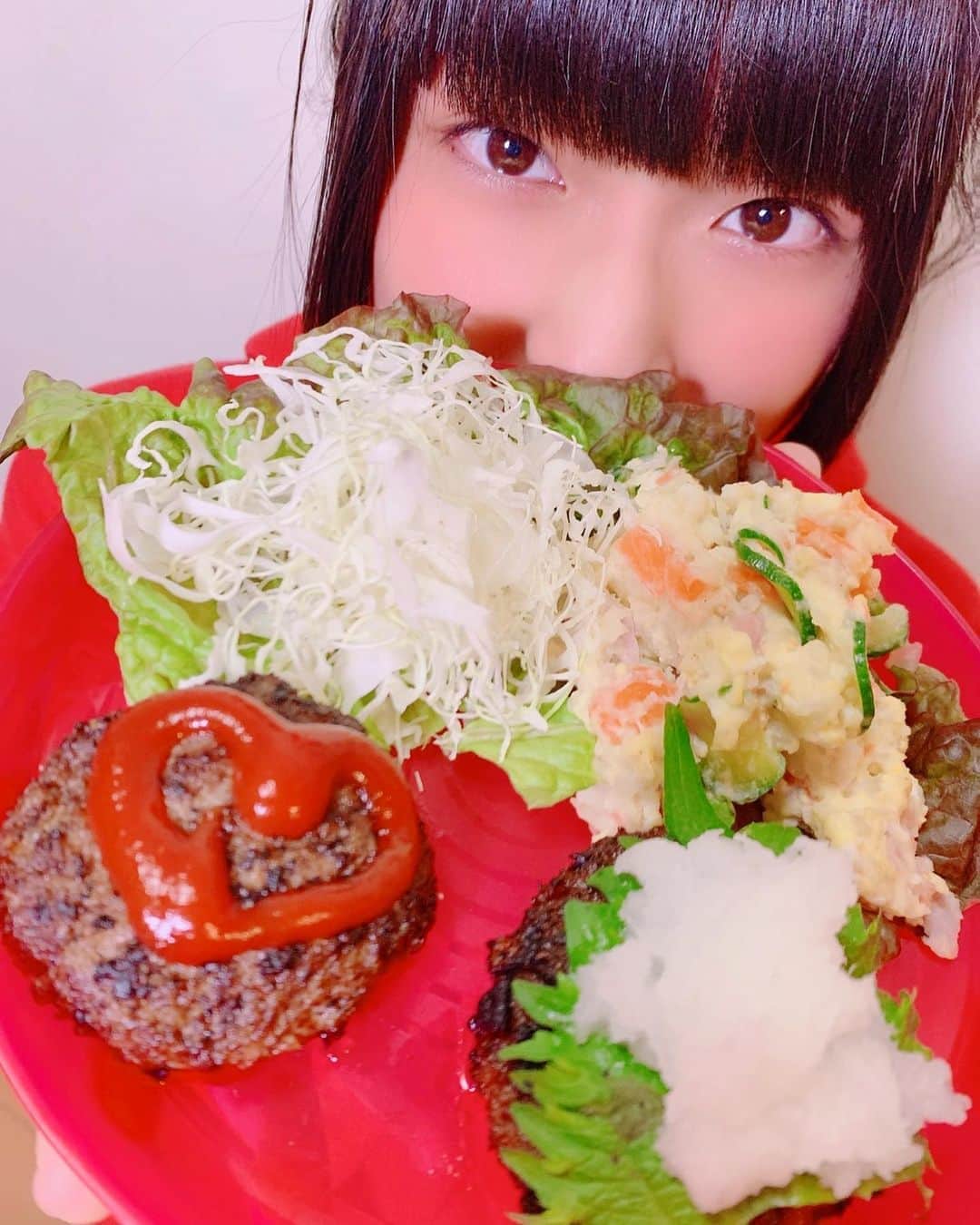 りりりのインスタグラム：「今日は夜ごはん作ったよー🍚🍚 大葉と大根おろしの和風ハンバーグとポテトサラダを作りました(๑⃙⃘♥‿♥๑⃙⃘) パパのリクエスト👨です！ みんな美味しいって言ってくれて大満足🥰じぶんも美味しかったです🥰 これから週一でごはん作っていきたいな〜って思ってるんやけど、初心者向けの簡単おいしいおかずのおすすめとかってなんかありますか？ みんなが食べたいやつとかあったらコメントにてお待ちしておりまっする💪💗 ・ ・ #りりり #ハンバーグ #作った #美味しかった #いただきます #ごちそうさまでした #明日も生放送するかも」