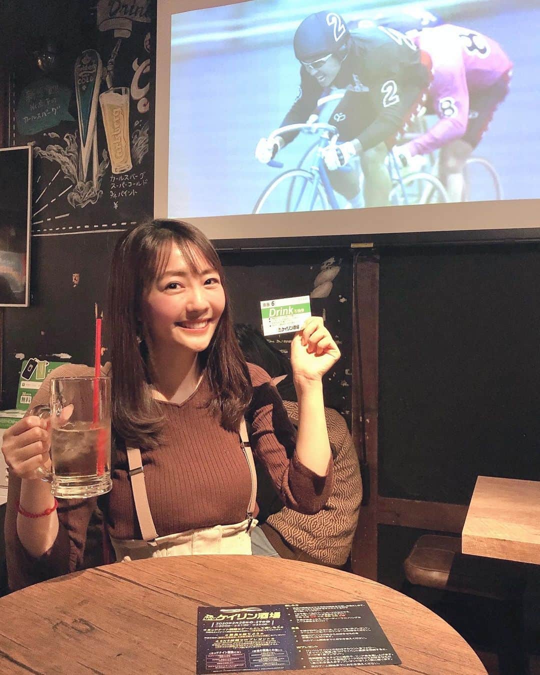 うえむらちかのインスタグラム：「去年行った #ケイリン女子会 がとても楽しかったので✨﻿ ﻿ 「ケイリン酒場」@keirin_marche﻿ に遊びに行ってきました🚴‍♀️﻿ ﻿ ﻿ #ケイリン酒場 はスポーツバーでみんなと気軽に楽しむ新しい観戦スタイル📣﻿ ﻿ 今回は、夜も楽しめる「#ミッドナイトケイリン」を体験しましたよ〜🚴‍♂️﻿ ﻿ ﻿ 🌃ミッドナイト競輪﻿ ミッドナイト時間帯（概ね21時～23時過ぎ）に開催される競輪で﻿ PCやスマートフォンなどのインターネット環境で楽しめる新しいスタイルが人気✨﻿ ﻿ ①テンポよく投票できる。﻿ 短時間に多くのレースが開催されます。﻿ ②予想しやすい。﻿ 通常の競輪よりも少ない7人のレースです。﻿ ③ほぼ毎日開催。﻿ 平日・土日関係なく年間を通してほぼ毎日開催されます。﻿ ﻿ ﻿ ケイリン酒場でドリンクを飲みながら﻿ わいわいと予想スタート❣️﻿ ﻿ 私はラッキーカラーである﻿ 赤のカラーの #佐藤亜貴子 選手を選択しました☺️﻿ ﻿ 残念ながら…﻿ 1着は外してしまいましたが﻿ ﻿ 競輪は、単純にスピードを競うだけでなく、相手との駆け引きの要素が強いところが競輪の奥深さであり、面白さのあるレースなので﻿ ﻿ あっという間の楽しい時間でした🚲﻿ ﻿ 勝つ為に選手の思惑が複雑に絡み合い﻿ ドラマチックなレース展開される﻿ #ケイリン﻿ ﻿ スマホから簡単に投票できるのも🙆‍♀️﻿ ﻿ スポーツ観戦好きな人は是非﻿ 楽しんでみてください💕﻿ ﻿ ﻿ #競輪女子会 #競輪﻿ #PR #KEIRIN #けいりんマルシェ﻿ #ガールズケイリン #ケイリン女子 #競輪女子 #競輪好きな人と繋がりたい」