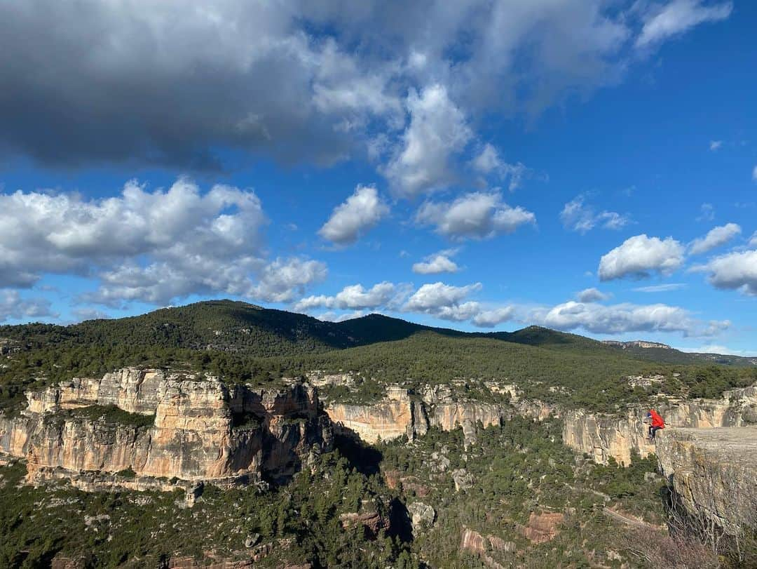 安間佐千さんのインスタグラム写真 - (安間佐千Instagram)「Feel the pure energy for climbing and let it go. Pure desire for climbing. This is the driving force which raises us to the top of the wall. I feel that I am increasing purity of climbing in this trip. It is difficult to explain in words. Today is my last day! It is super sunny☀️🌈✨ 自分の内から生まれる素直なクライミングへのエネルギーを感じ取り、流していく。登りたいという気持ち。それが僕たちクライマーを上へ上昇させてくれる原動力。クライミングの純度を高めてゆく日々、そんな言葉で表現できるシウラナの旅。今日は最終日！晴れ渡っています☀️🌈✨ @adidasterrex @petzl_official @fiveten_official @yuji_hirayama_stonerider @y_nukui @mika_totechinsky @mateo_laporte @henning_wang_」3月5日 21時40分 - sachiamma