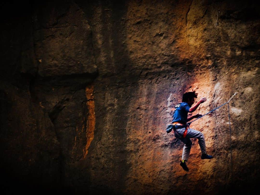 安間佐千さんのインスタグラム写真 - (安間佐千Instagram)「Feel the pure energy for climbing and let it go. Pure desire for climbing. This is the driving force which raises us to the top of the wall. I feel that I am increasing purity of climbing in this trip. It is difficult to explain in words. Today is my last day! It is super sunny☀️🌈✨ 自分の内から生まれる素直なクライミングへのエネルギーを感じ取り、流していく。登りたいという気持ち。それが僕たちクライマーを上へ上昇させてくれる原動力。クライミングの純度を高めてゆく日々、そんな言葉で表現できるシウラナの旅。今日は最終日！晴れ渡っています☀️🌈✨ @adidasterrex @petzl_official @fiveten_official @yuji_hirayama_stonerider @y_nukui @mika_totechinsky @mateo_laporte @henning_wang_」3月5日 21時40分 - sachiamma