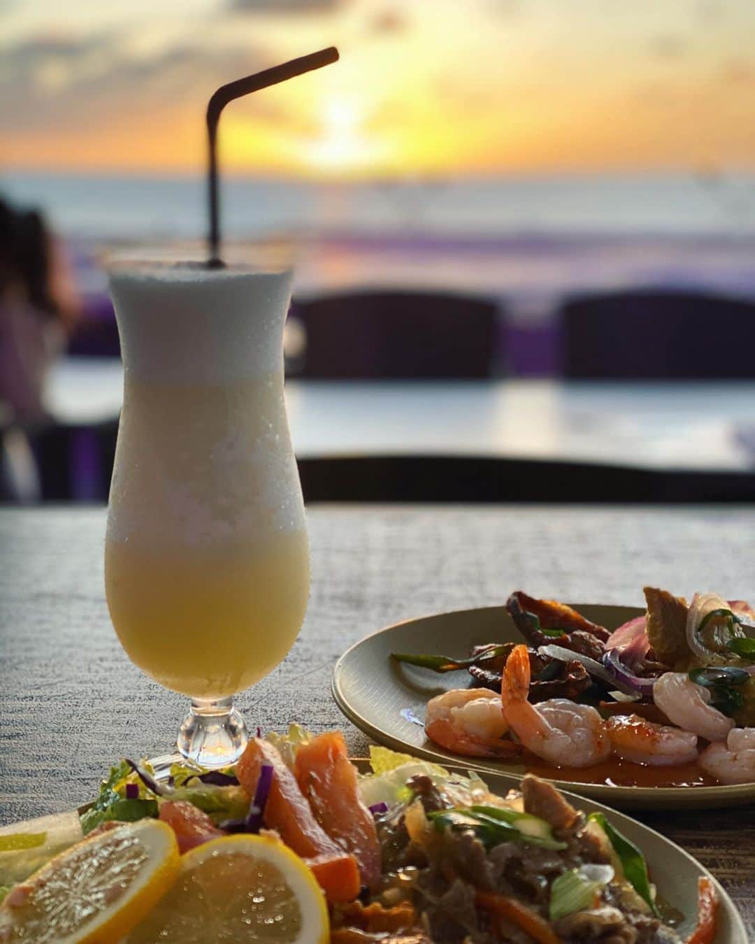 迫田里奈（りなぽよ）さんのインスタグラム写真 - (迫田里奈（りなぽよ）Instagram)「1日目は夕方に着いて 夜はサンセットをみながら Taotao Tasi the Beach BBQ Dinner Show 🍽💕 ロケーション良すぎました☀️ . . 【the beach🌴restaurant&bar🍸】 . . レストランは初めてだったけど BARは2回目✌️💛 どちらもおすすめです🙈💕 . .  #guam#thebeach #bestofguamjp #bbqguamjp #beachbarguamjp #guamtaotaotasi」3月5日 21時32分 - rinapoyo.1129