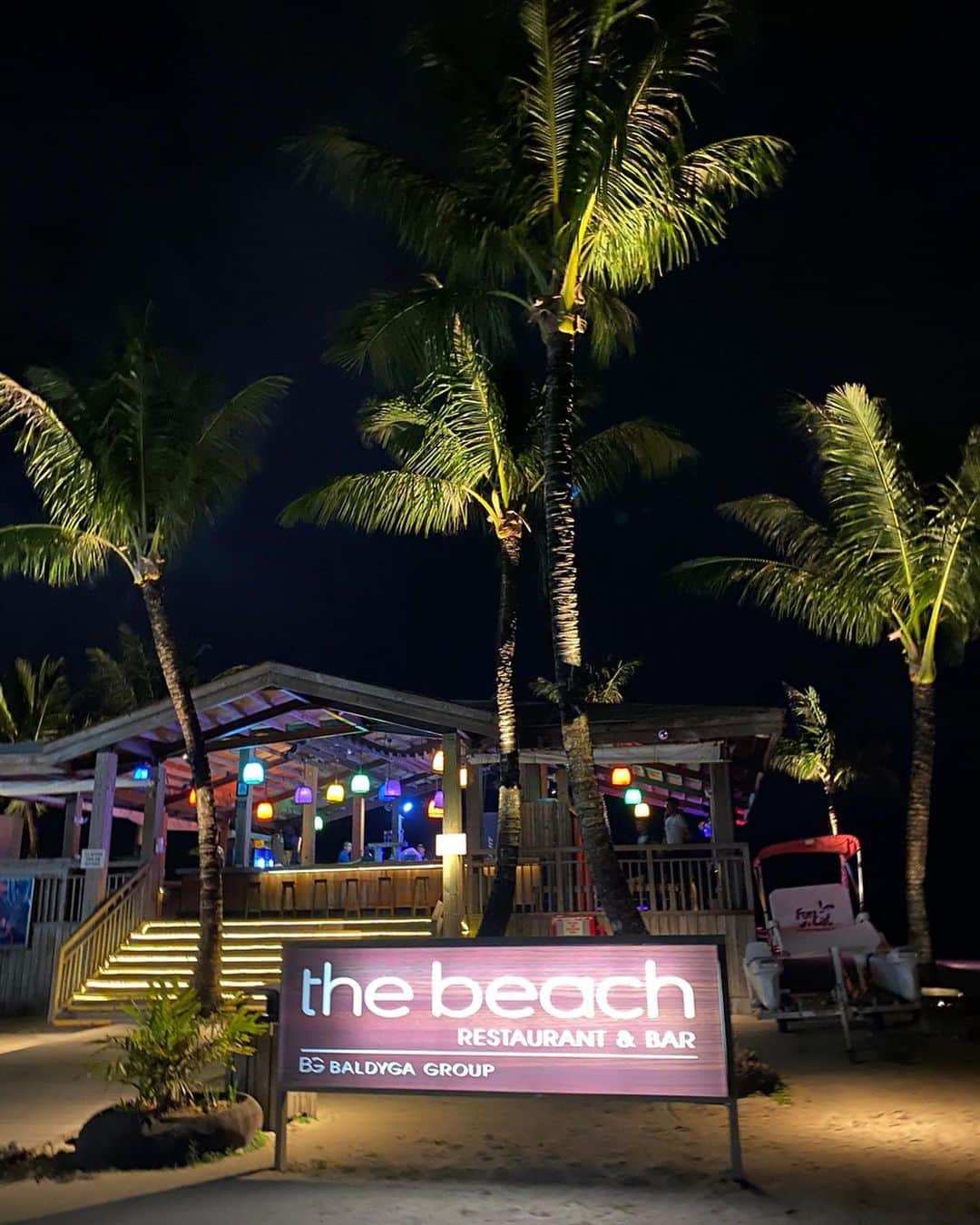 迫田里奈（りなぽよ）さんのインスタグラム写真 - (迫田里奈（りなぽよ）Instagram)「1日目は夕方に着いて 夜はサンセットをみながら Taotao Tasi the Beach BBQ Dinner Show 🍽💕 ロケーション良すぎました☀️ . . 【the beach🌴restaurant&bar🍸】 . . レストランは初めてだったけど BARは2回目✌️💛 どちらもおすすめです🙈💕 . .  #guam#thebeach #bestofguamjp #bbqguamjp #beachbarguamjp #guamtaotaotasi」3月5日 21時32分 - rinapoyo.1129