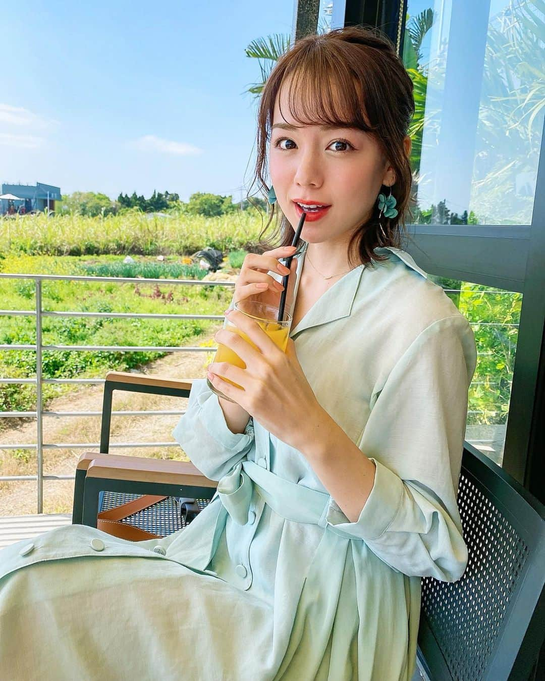 黒田真友香さんのインスタグラム写真 - (黒田真友香Instagram)「眺め最高なレストランでランチ💓  沖縄でのランチは　@onesuite_llota_kouri  に行きました😍  古宇利大橋が望める絶景レストラン！ 古宇利大橋を渡って5分くらいのところにあります。駐車場もあるよ🚖  沖縄旅行だと古宇利島は　#ハートロック　などの観光で行く人多いと思うんだけど、オススメです☺️✨ 今の時期の昼間のテラスは暑くもなく寒くもなくでめっちゃ心地いい🥺  自然に囲まれて、素敵な景色を見てゆっくりランチして最高な時間でした☺️💓 ・ ・ そういえばこのピアス、めちゃくちゃお気に入りなのにどこかで落としちゃったんだ、、 ・ 多分マスクつけ外ししてるときに😂 マスクしてる時は引っ掛けタイプのピアスは危険だねえ😭  残念すぎるっていう急なマイナステンションでした。笑」3月5日 21時37分 - kurodamayukaxx