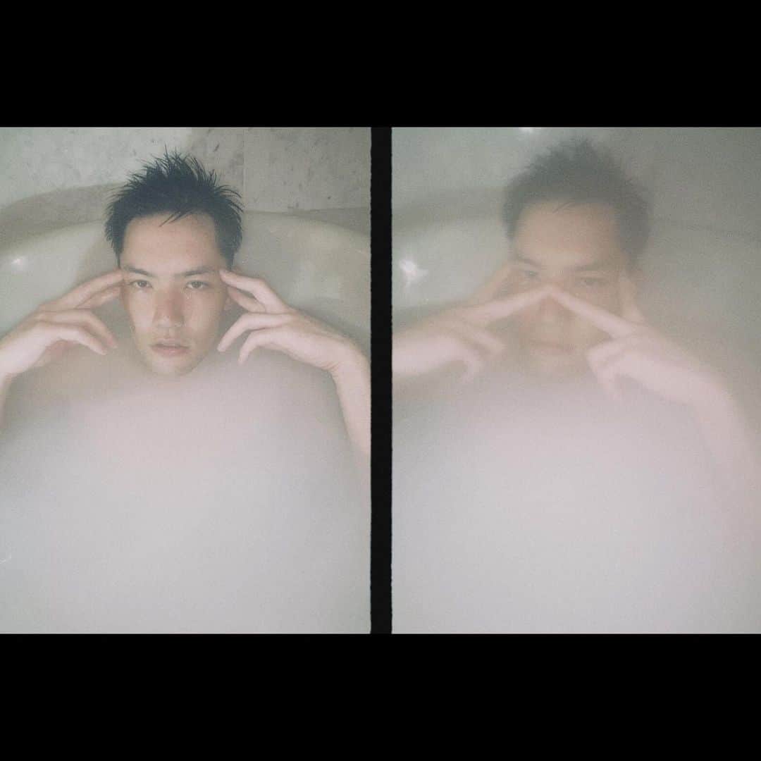 長谷川大のインスタグラム：「お風呂で撮影しました。 鼻にめちゃめちゃ水が入りました。  #お風呂 #撮影」