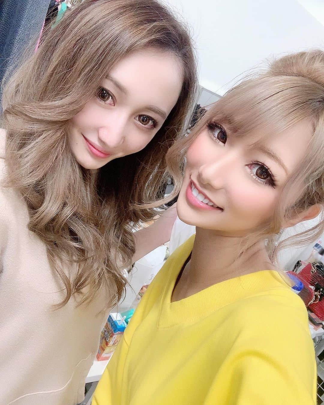 高橋由真さんのインスタグラム写真 - (高橋由真Instagram)「💛💛黄色ちゃん💛💛 . 先日の @blackqueen.official の撮影はもう春服に入り始めてます🌸 黄色のお洋服持ってないけどカワヨでした💛  BQのデザイナーのかんつんのiPhoneで写メ撮ると顔がすんごく変わるんだよ(4枚目) 盛れたい人はかんつんの横に行って撮るといいよ(*´-`)ｗ  ってかお花見自粛要請きたねー😢 お花見楽しみにしてたから悲しみ。。 . .  #黄色 #yellow #春服 #加工 #激しい #🤣」3月5日 21時41分 - yumachi1021