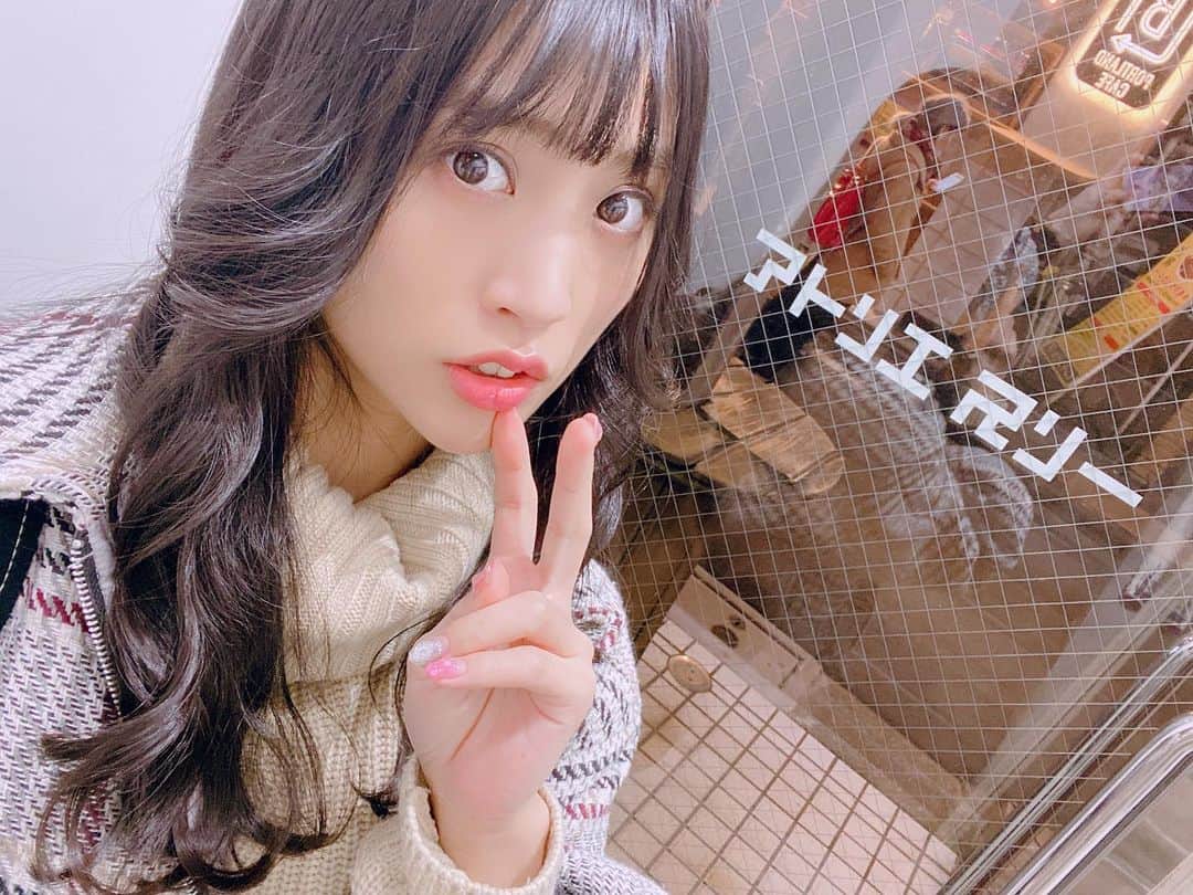 根岸愛のインスタグラム：「💇‍♀️✨💇‍♀️ 美容室行ってきました🥳 いつもお世話になってる アトリエスリーさん (@threeharajuku ) 視界良好です☺️💕 #美容室 #原宿 #黒髪 #ロング #黒髪ロング」