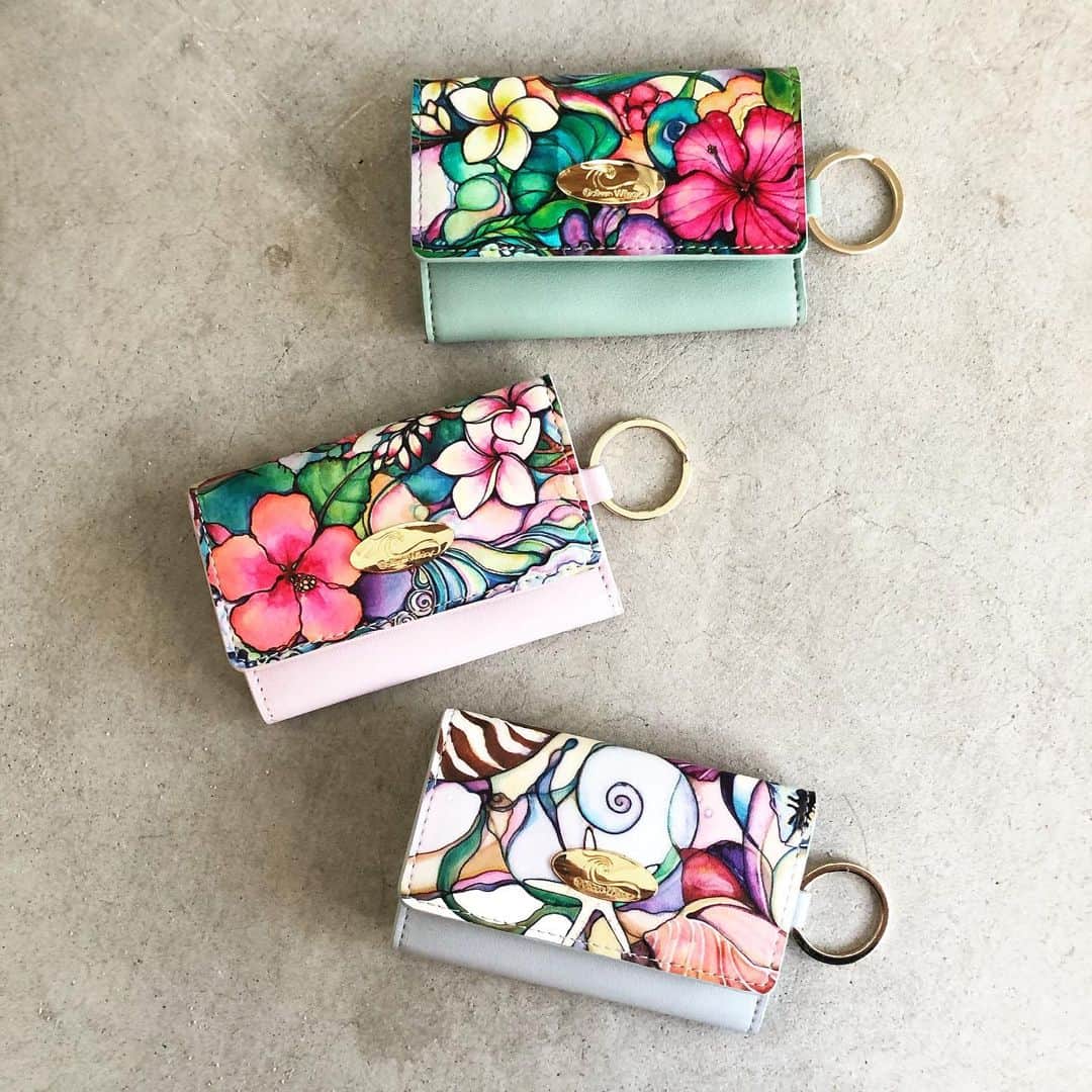 ラレイアのインスタグラム：「🌺 Colleen Wilcoxアートデザインのキーケースに🆕タイプが登場！ ・ 可愛らしい淡いカラーに持ってるだけでHAPPYになるアートがぴったり💞 ・ ICカードも収納できるので定期入れとしてもおすすめ😊 ・ ・ 今なら #楽天スーパーセール も開催中！ お得なクーポンも使えてポイントも10倍中です✨ 新作たくさん入荷して只今即納対応中なのでぜひ☺️🧡 ・ ・ ---La Leia Precious Life(ラレイア)--- @laleia_official ・ 楽天市場店 https://www.rakuten.co.jp/laleia-p-life/ ・ au wowma店 https://wowma.jp/user/52666346 ・ Yahooショッピング店 https://shopping.geocities.jp/laleia-p-life/ ・ ・ @laleia_official  @colleenwilcoxgallery_jp  #colleenwilcox#art#hawaii#aloha#surf#beach#laleia#ハワイ#フォトジェニック#インスタ映え#インスタ女子#アロハ#ビーチ#海を感じる雑貨#ラレイア#アート#ビーチガール#サーフスタイル#大人カジュアル#キーケース#楽天#コリーンウィルコックス#ギフト#プレゼント」