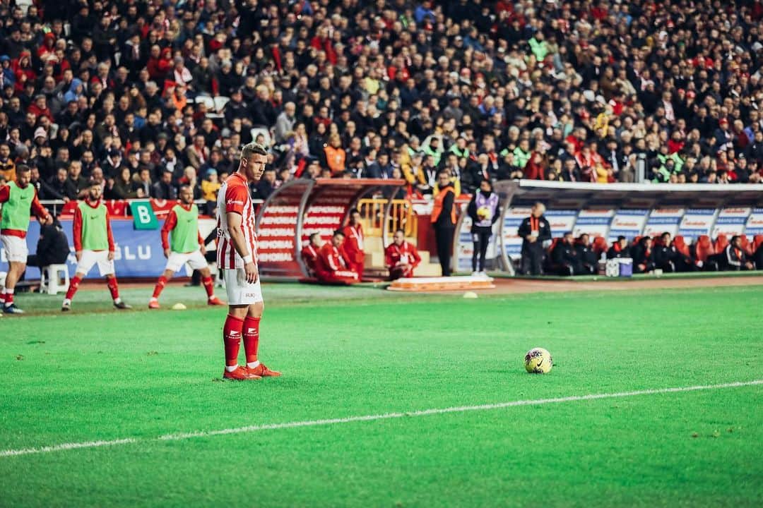 ルーカス・ポドルスキさんのインスタグラム写真 - (ルーカス・ポドルスキInstagram)「Best caption wins 🤔 #comment #poldi #soccer @antalyaspor 💯🦂」3月5日 21時51分 - lukaspodolski