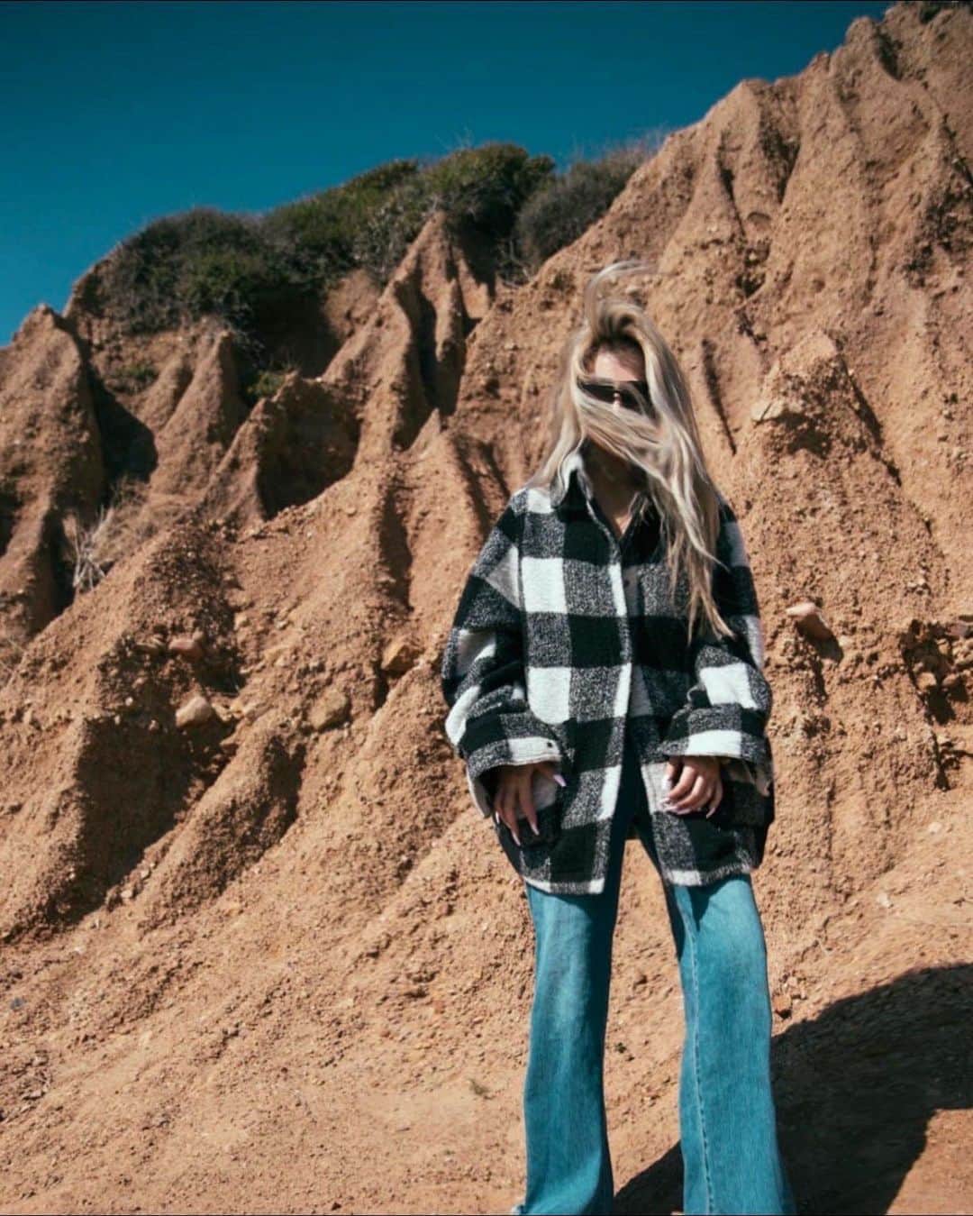 のインスタグラム：「It’s so Windy🌬 My hair tho 🤷🏼‍♀️🤦🏼‍♀️🤯 髪がボンバーすぎてupするか迷ってたけど この写真にたくさん質問たくさんあったので🌴 寝起きで車で爆睡瞬殺でマリブに着きたての私😂  髪爆発😂🤯 ・だいたい楽な格好だからメンズライクになりがち🤍 Jacket : @hm  Denim : @levis.vintage.clothing  #ootd #fashion #windy #outfit #denim #jeans #私服　#vintage  #travel #travelphotography #blondehair #blonde #malibu #california #マリブ」