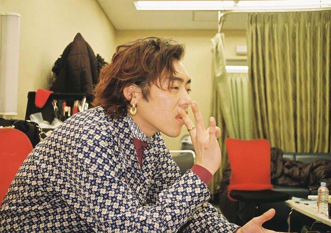 のインスタグラム：「高城蓮の物語。 その眼差しと、真っ直ぐに猛進する姿はいつも輝いていて 蓮が#吉村界人 である理由は この作品を観れば分かります、  始まりますここからまた。  本日深夜0:56〜1:26から関西テレビ『エ・キ・ス・ト・ラ!!!』8話 放送です。是非観てください！ #関西テレビ#エ・キ・ス・ト・ラ #filmphotography」