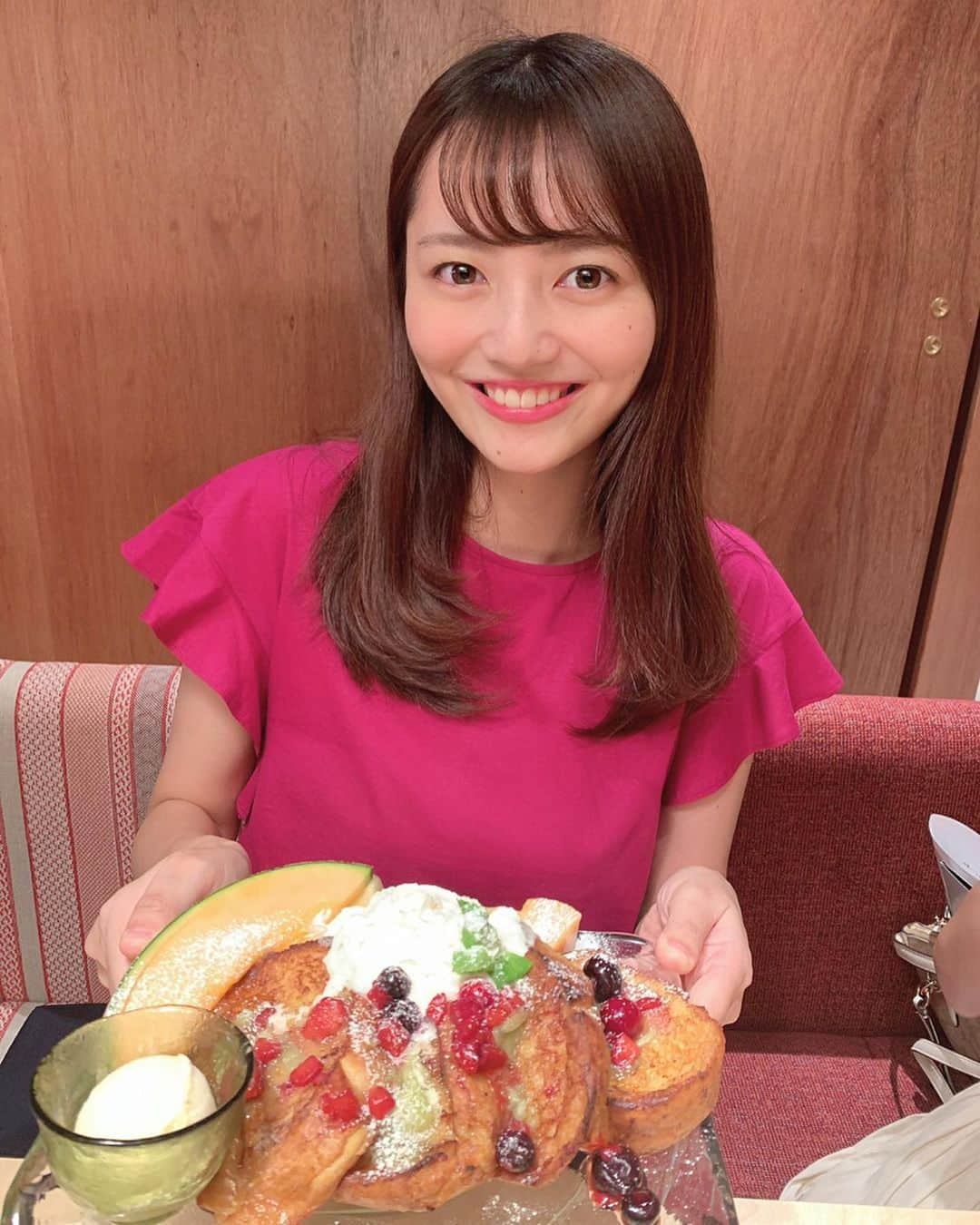 藤原美歩さんのインスタグラム写真 - (藤原美歩Instagram)「SPI勉強✏️して行ったのに思ったよりもできなくて凹んでいる今日この頃です😭﻿ ﻿ 春休み🌸なのに就活で全く春休みらしいことができていません‥﻿ ﻿ 今頑張ったら素敵な未来が待っていると信じて頑張っています💪🏻﻿ ﻿ ﻿ ﻿ ﻿ さて‥笑﻿ 唐突ですがこの写真は青森県つがる市が運営している日本初のメロン🍈専門店なんです！！！﻿ ﻿ メロン🍈が大好物な私にとってはとっても幸せな空間でした〜♡﻿ ﻿ 特に写真📸に写っているフレンチトーストがお気に入りでした✨﻿ ﻿ 季節によってさまざまなメロン🍈スイーツ🍰が楽しめるみたいなので、メロン好きの方はぜひ行ってみてください！﻿ ﻿ 去年あったメロン🍈のかき氷🍧を食べそびれてしまったのでメロン好きかつかき氷好きの私は絶対食べるぞー！！！と今から意気込んでいます😂﻿ ﻿ ﻿ ﻿ ﻿ ﻿ ﻿ ﻿ ﻿ #サロンモデル #サロモ #サロン撮影 #作品撮り #前髪パーマ #ヘアアレンジ #撮影モデル #撮影データ #ヘアアレンジ動画 #スタイリング #スタイリング動画#カフェ巡り好きな人と繋がりたい #カフェ巡り #メロンとロマン #メロン好きな人と繋がりたい #メロンスイーツ #メロンかき氷 #つがるメロン #神楽坂カフェ #神楽坂ランチ #神楽坂スイーツ #飯田橋カフェ #飯田橋グルメ #メロン専門店 #めろん好き #めろん #スイーツなひととき #フレンチトースト部」3月5日 22時06分 - mh_1016_ig