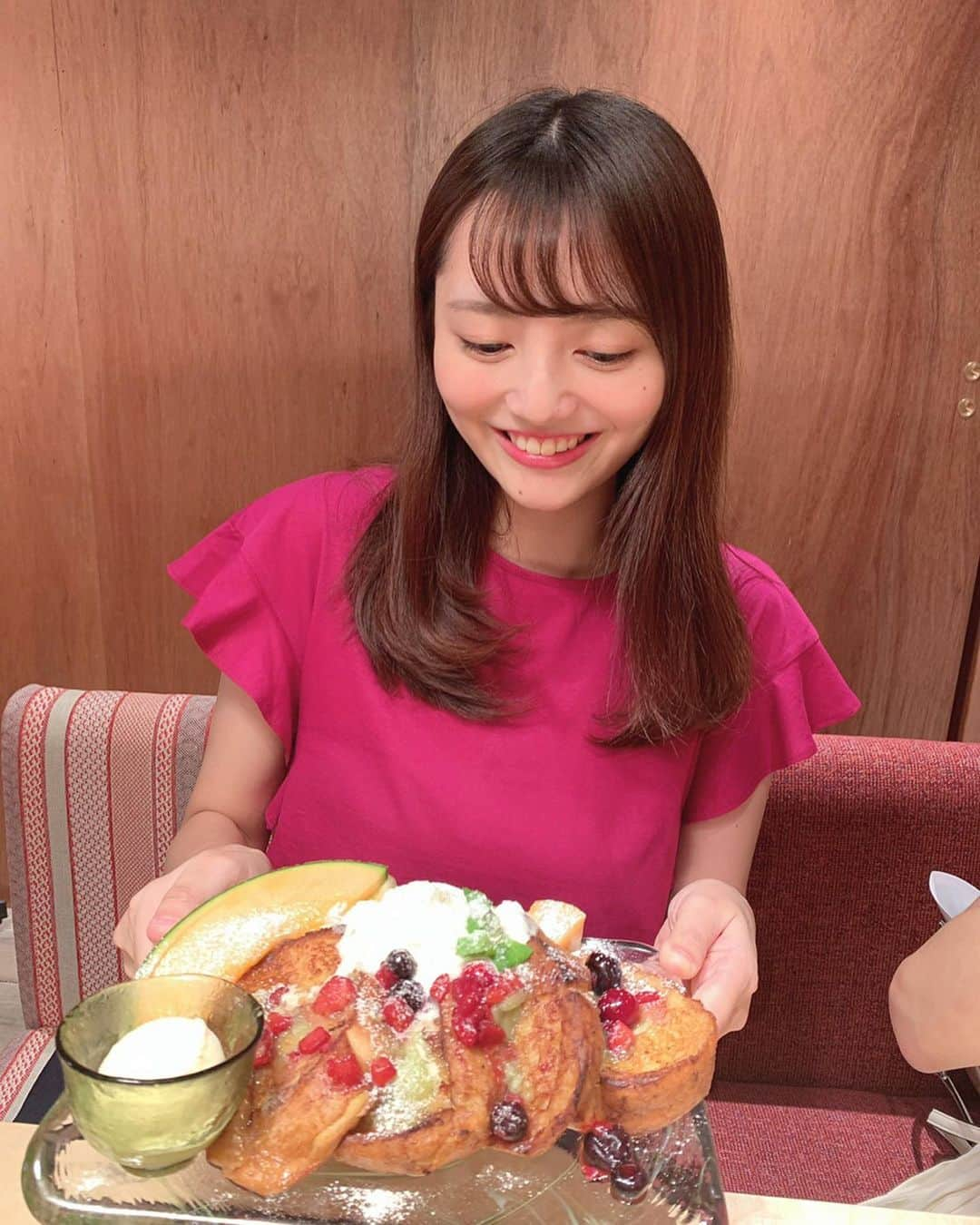 藤原美歩さんのインスタグラム写真 - (藤原美歩Instagram)「SPI勉強✏️して行ったのに思ったよりもできなくて凹んでいる今日この頃です😭﻿ ﻿ 春休み🌸なのに就活で全く春休みらしいことができていません‥﻿ ﻿ 今頑張ったら素敵な未来が待っていると信じて頑張っています💪🏻﻿ ﻿ ﻿ ﻿ ﻿ さて‥笑﻿ 唐突ですがこの写真は青森県つがる市が運営している日本初のメロン🍈専門店なんです！！！﻿ ﻿ メロン🍈が大好物な私にとってはとっても幸せな空間でした〜♡﻿ ﻿ 特に写真📸に写っているフレンチトーストがお気に入りでした✨﻿ ﻿ 季節によってさまざまなメロン🍈スイーツ🍰が楽しめるみたいなので、メロン好きの方はぜひ行ってみてください！﻿ ﻿ 去年あったメロン🍈のかき氷🍧を食べそびれてしまったのでメロン好きかつかき氷好きの私は絶対食べるぞー！！！と今から意気込んでいます😂﻿ ﻿ ﻿ ﻿ ﻿ ﻿ ﻿ ﻿ ﻿ #サロンモデル #サロモ #サロン撮影 #作品撮り #前髪パーマ #ヘアアレンジ #撮影モデル #撮影データ #ヘアアレンジ動画 #スタイリング #スタイリング動画#カフェ巡り好きな人と繋がりたい #カフェ巡り #メロンとロマン #メロン好きな人と繋がりたい #メロンスイーツ #メロンかき氷 #つがるメロン #神楽坂カフェ #神楽坂ランチ #神楽坂スイーツ #飯田橋カフェ #飯田橋グルメ #メロン専門店 #めろん好き #めろん #スイーツなひととき #フレンチトースト部」3月5日 22時06分 - mh_1016_ig