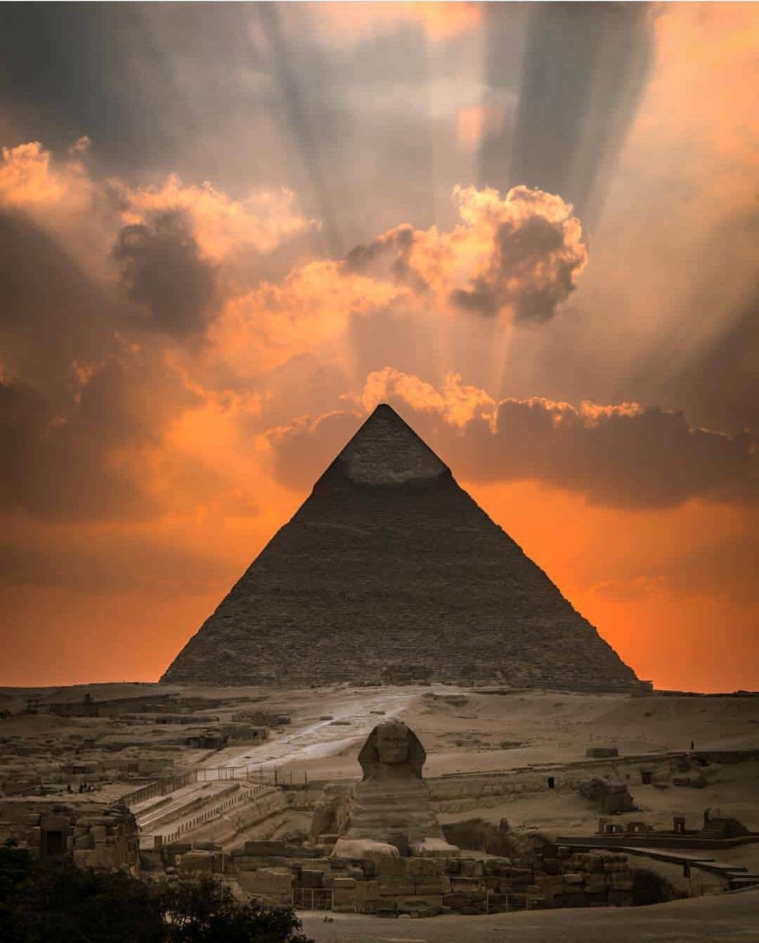 BEAUTIFUL DESTINATIONSさんのインスタグラム写真 - (BEAUTIFUL DESTINATIONSInstagram)「Sunset in Giza 😍 Visiting Egypt and seeing the pyramids is definitely a bucket list item for us! What's on your bucket list? (📸: @jamesjcruz 📍: Egypt)」3月5日 22時02分 - beautifuldestinations