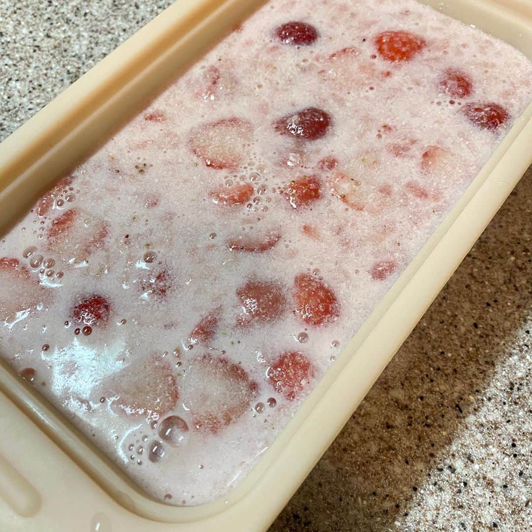 野間美由紀のインスタグラム：「イチゴミルクかん、作成中。」