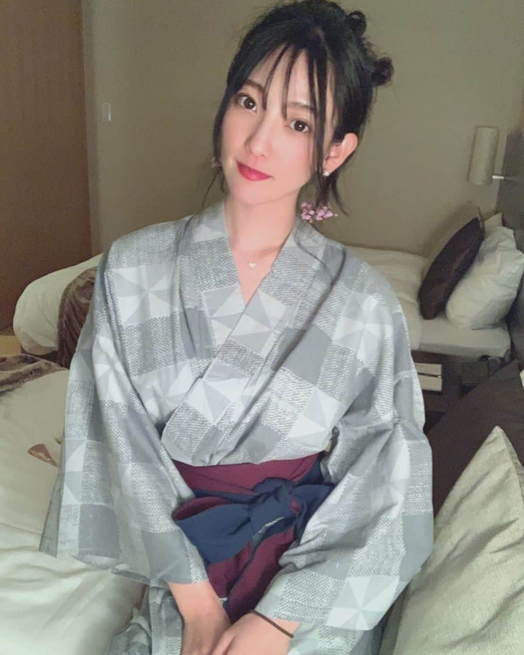 椿梨央のインスタグラム：「おやすみなさい〜⭐️ . . 明日も皆さんにとって 良い日になりますように🥰 . . 良い夢みてね❤️ . #浴衣 #浴衣女子 #浴衣ヘアアレンジ #旅行 #リフレッシュ #おやすみなさい」