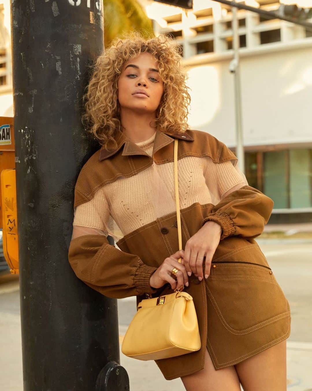 Fendiさんのインスタグラム写真 - (FendiInstagram)「Inspiring dreams of Miami beaches and endless sunshine, @goldenbarbie’s #FendiPeekaboo Iconic Mini bag is the ultimate choice for the warmer days ahead. Browse the edit curated by the model and social media sensation via the link in bio.  Discover more on @fisforfendi」3月5日 22時18分 - fendi