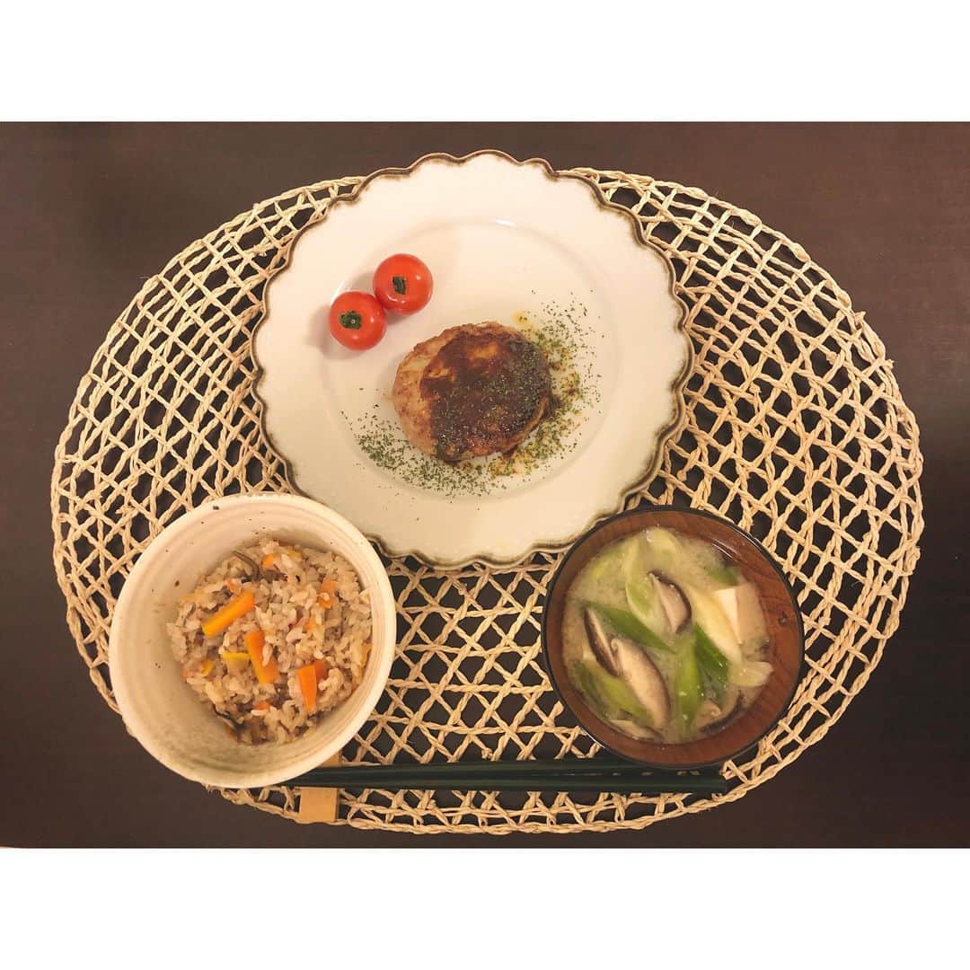 武田華奈のインスタグラム：「. こんな情勢なので…夜はお料理強化月間🍴 . ハンバーグのタネの配合はいつも適当、豆腐を少し入れるのが好きです。きょうは焼き加減、やわらかさともに◎でした！ ソースはハンバーグを焼いたあとのフライパンで🍳 ウスターとケチャップ、バター、それに甘いのが好きなのでほんの少し砂糖を入れます𓂃𓀽 野菜を買い忘れて寂しいお皿になりました。 . 炊き込みご飯は塩気の代わりに塩昆布を使います。昆布の出汁もでていい感じになりますよ✴︎ . それと、この時期ヘビロテの新玉ねぎの葉のお味噌汁！身の部分はハンバーグに入りました🤤 . さまざまな事情で本当に大変かと思いますが、なるべく早くもとの生活に戻れるように協力しないといけないですね。 今日のニュースの最後に児玉アナが言っていたように、今こそ宮崎人の優しさ、思いやりを発揮するときだと思います☺︎ みなさんが元気に春を迎えられますように🌸.。」