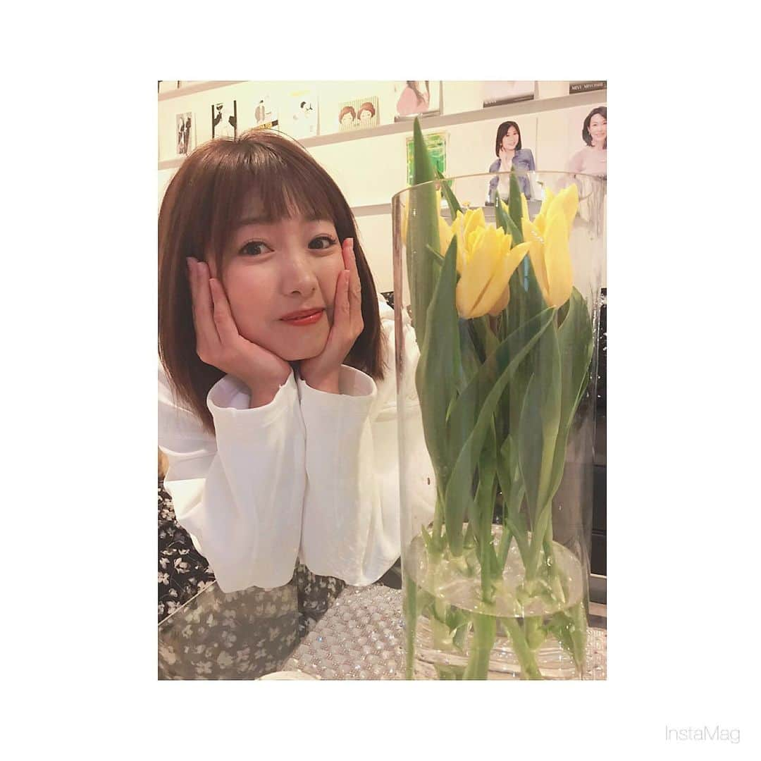 川崎優さんのインスタグラム写真 - (川崎優Instagram)「. . 事務所にて。 私「まきさん、ほら！この花と私どっちが綺麗ですか？」 社長マキさん「花！！！！！」 #そんなある日の昼下がり #本当はモデル事務所 #OFFICENOIR #ミステリーハンターに憧れて #それではここでクエスチョンです☝️☝️🤞 #ハナはハナでも穴が二つあり #古代より様々な水が流れ #息を吸ったり吐いたりしたとされる人類特有のハナといえばなんでしょうか❓ #所属9年目 #MC部門 #バラエティ班 #モデルではない #たまにプロフィールにモデルタレントと書いてある #いじらないでおくれ笑 #頼む #かっこいいモデルさんがいっぱいいます #バラエティ班もみんな頑張ってます」3月5日 22時28分 - yuu__noir